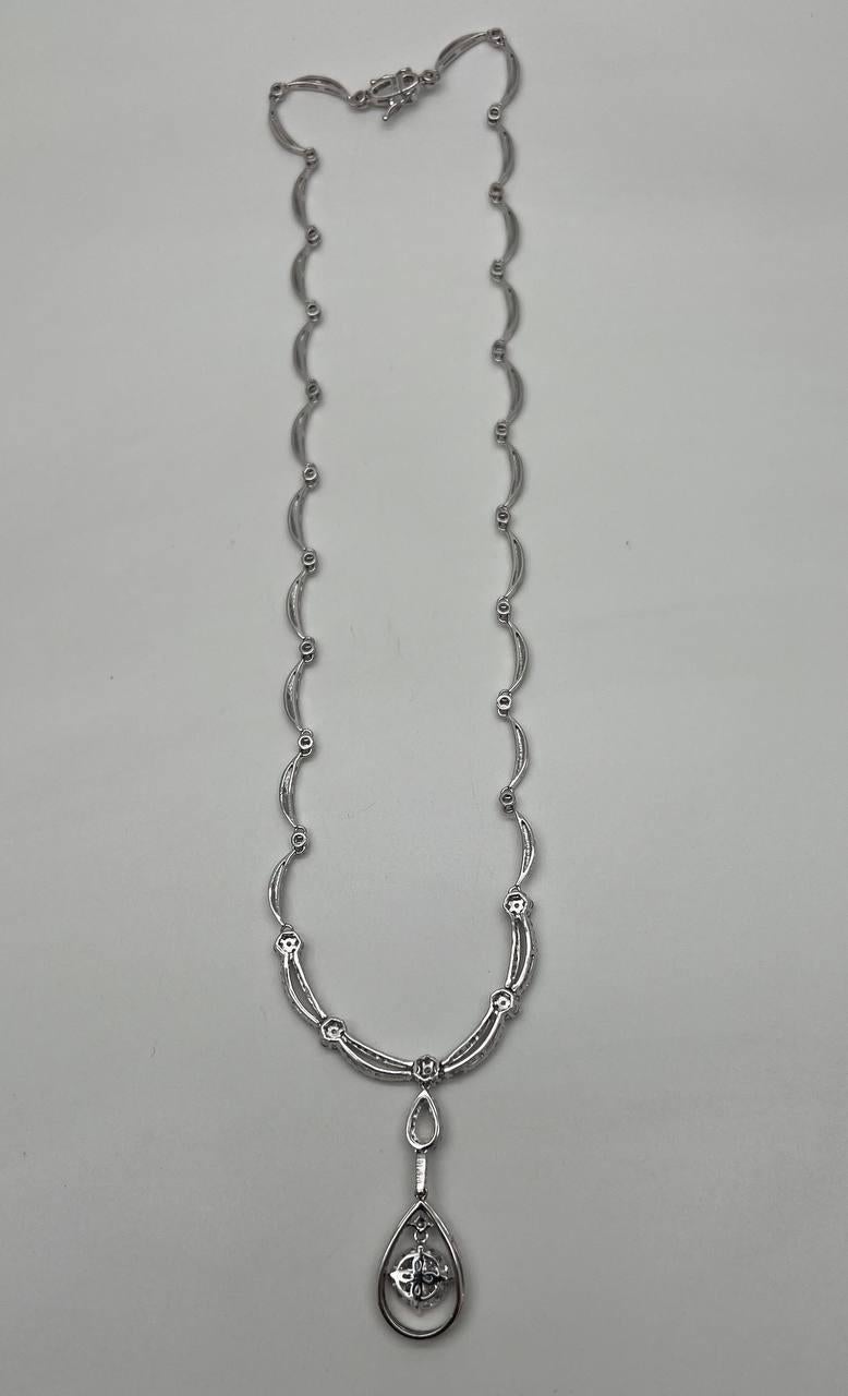 Una collana sofisticata ed elegante dal design delicato con un ciondolo a goccia impreziosito da scintillanti diamanti a taglio rotondo.
La collana è impreziosita da maglie intricate e da altre pietre scintillanti che ne esaltano il fascino