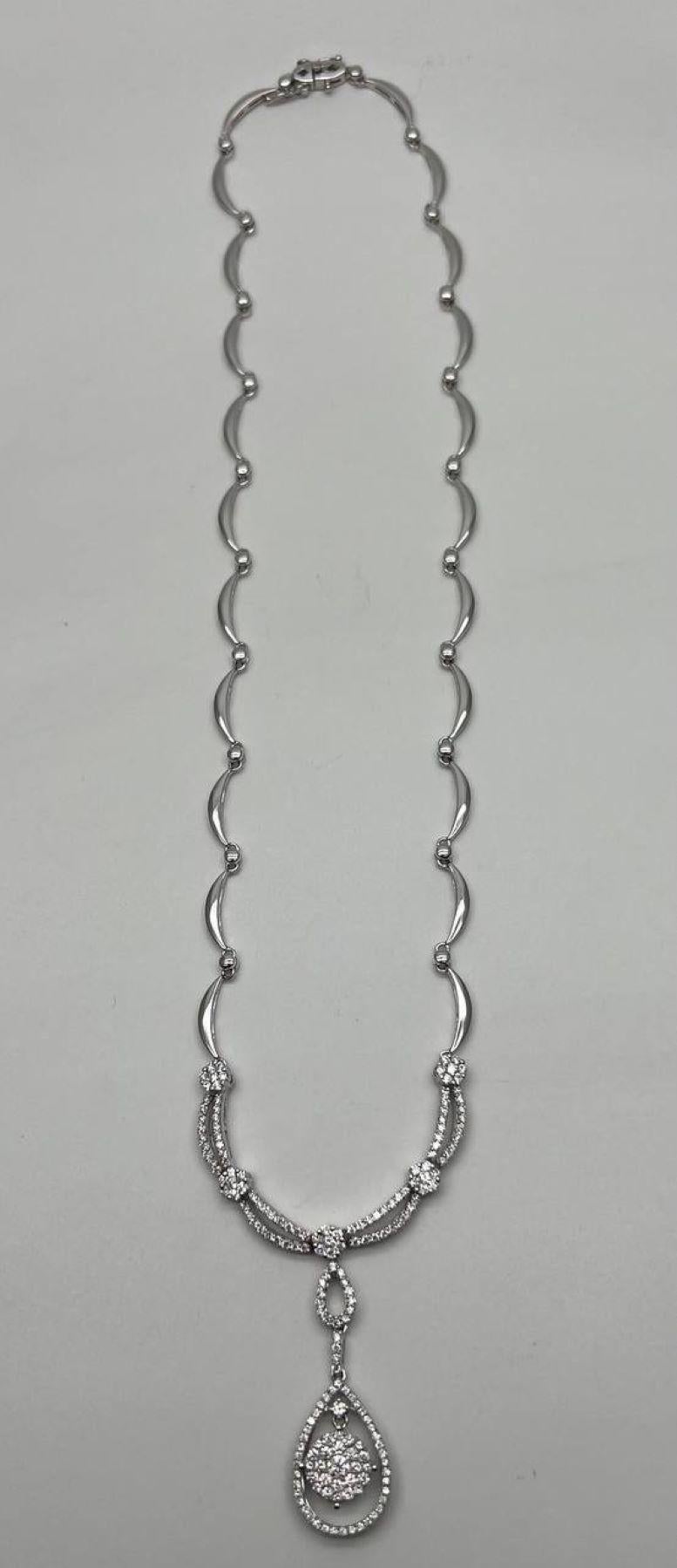 Collana Lariat con ciondolo in oro bianco 18 carati con diamanti, stile pettorina Princess. In condizioni Nuovo in vendita a Oakton, VA