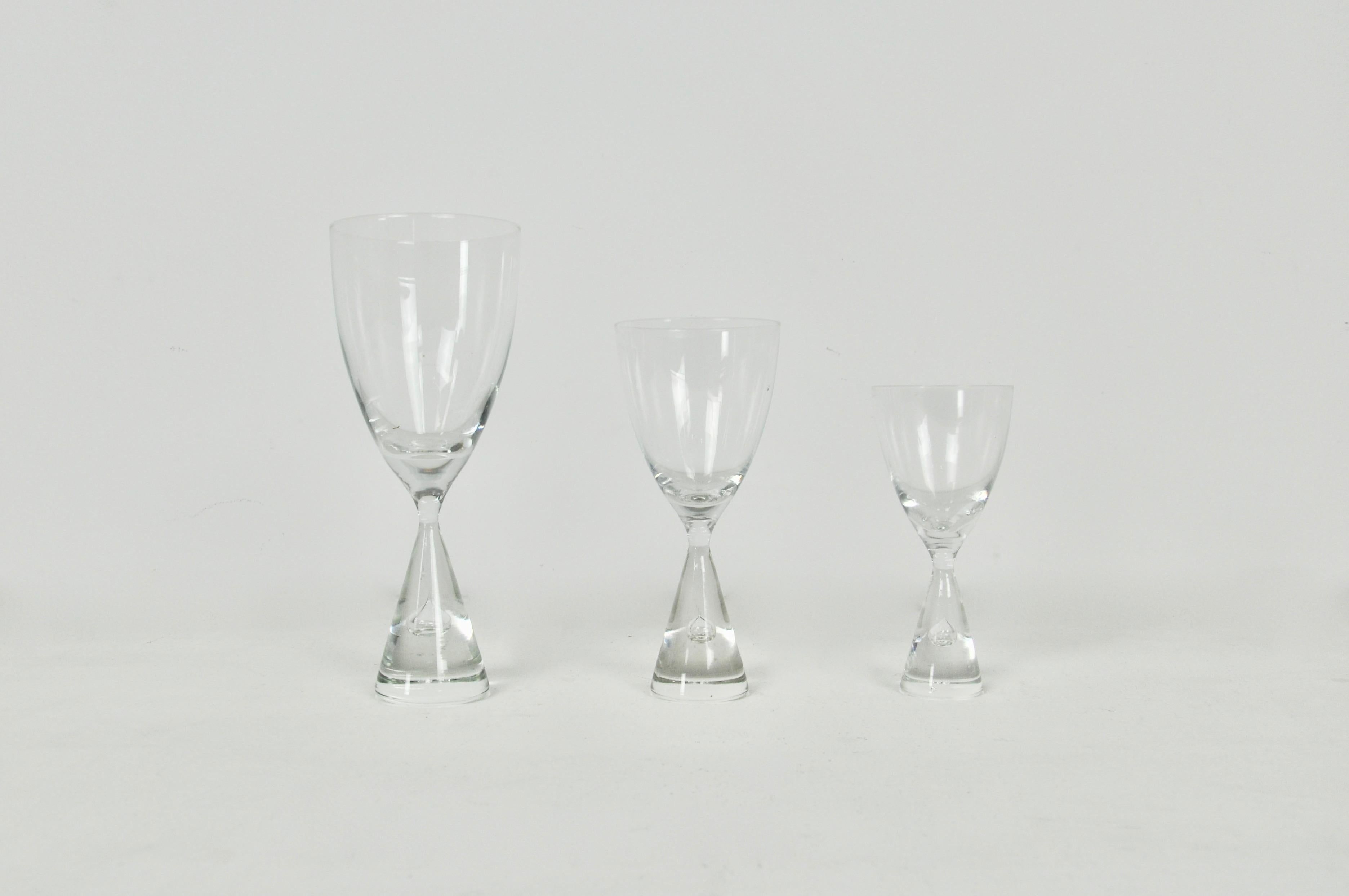 Series of 25 glasses, 3 dimensions
Large: Height 21cm, diameter 8.5cm, medium: 17cm, diameter 7cm, small: height 14cm, diameter 6cm. Wear and tear due to time and the age of the glasses.