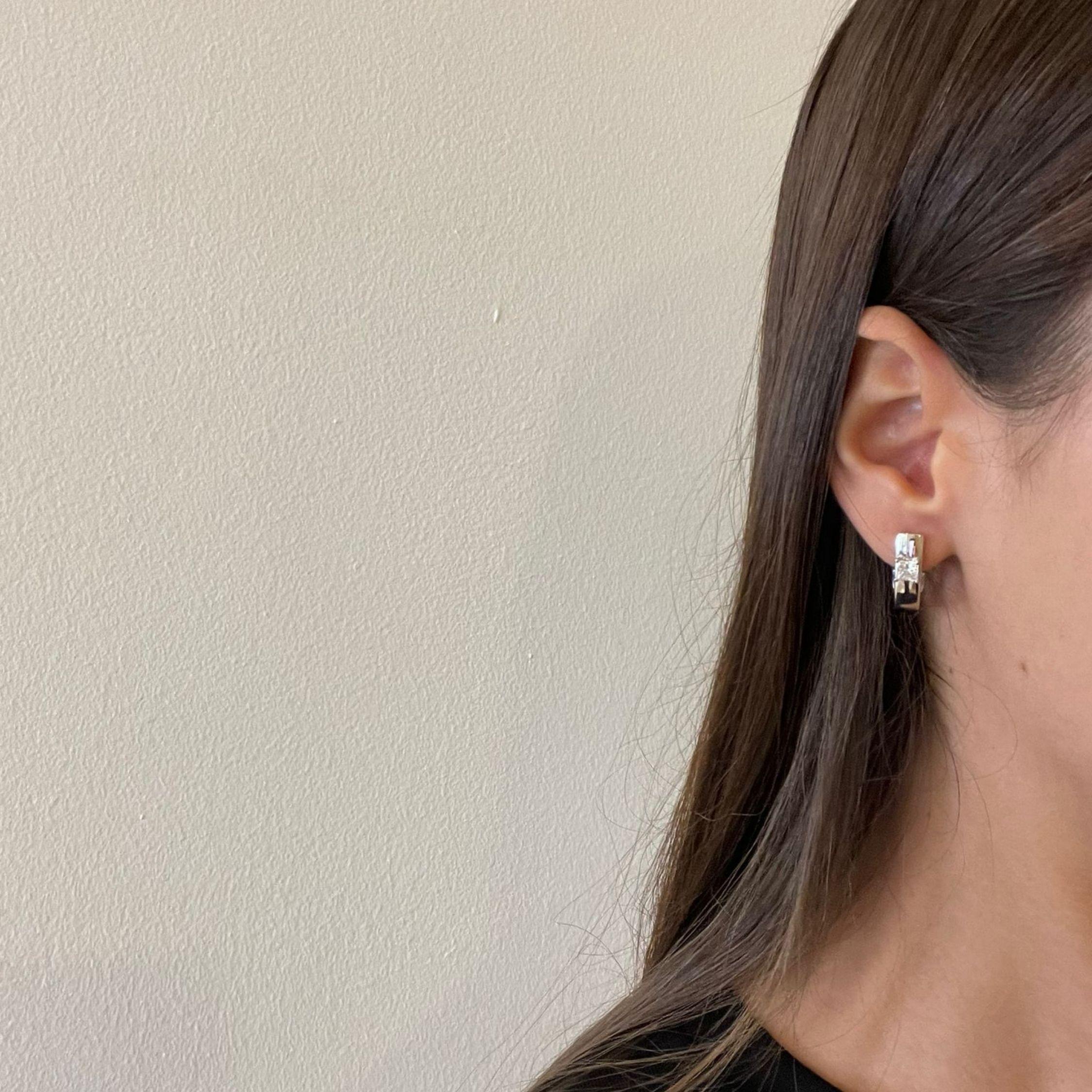 Il paio di orecchini classici in vendita 5