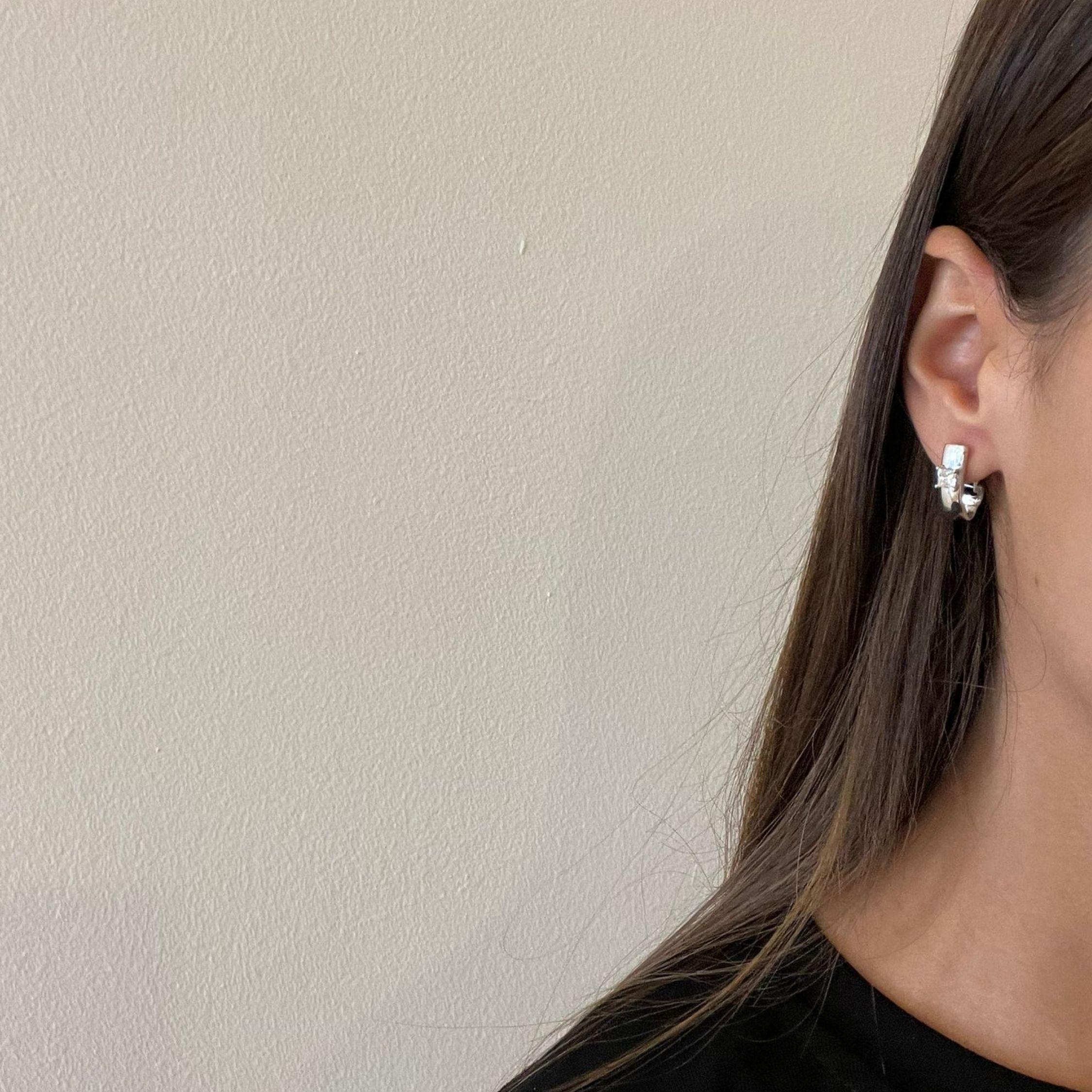 Il paio di orecchini classici in vendita 7