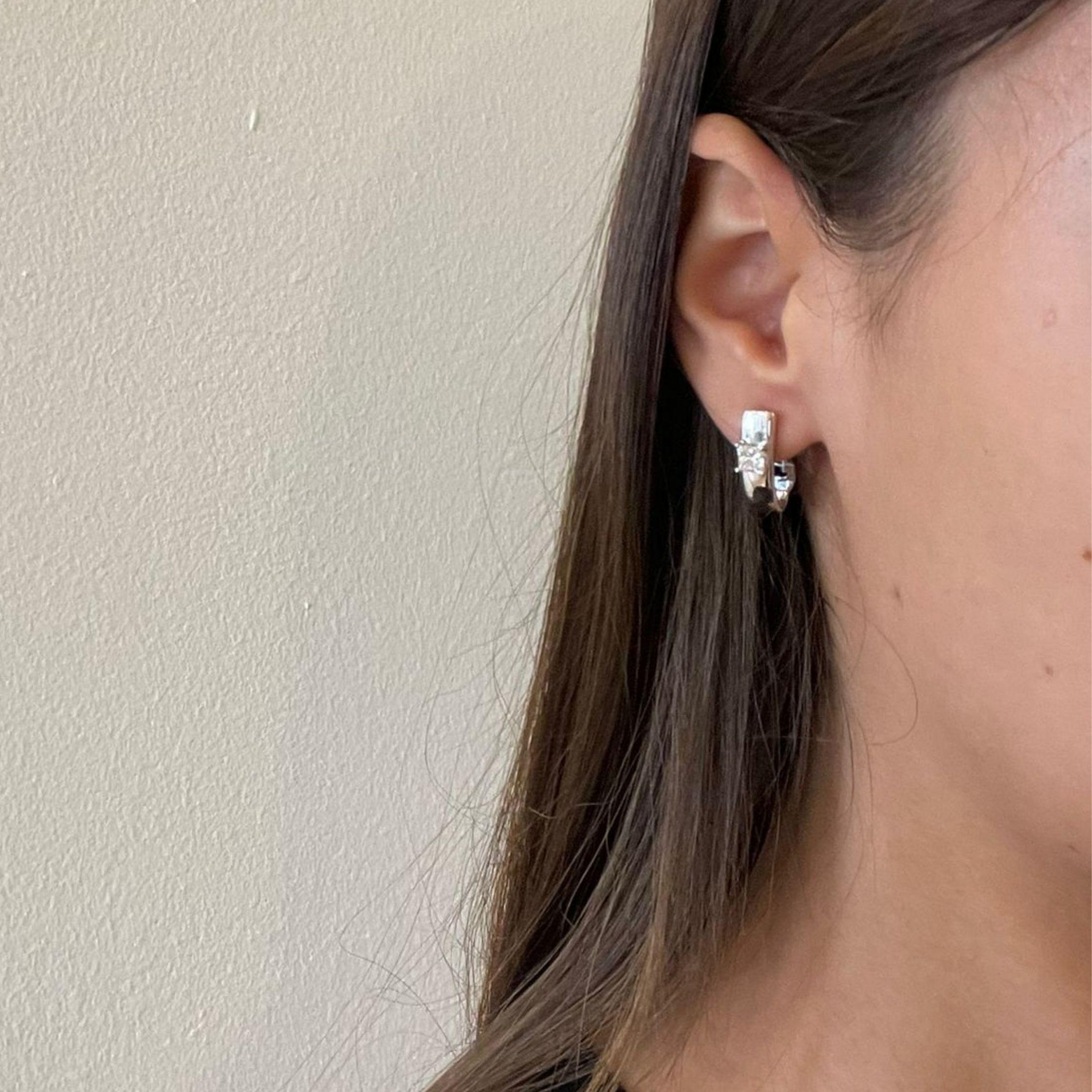 Moderno Il paio di orecchini classici in vendita