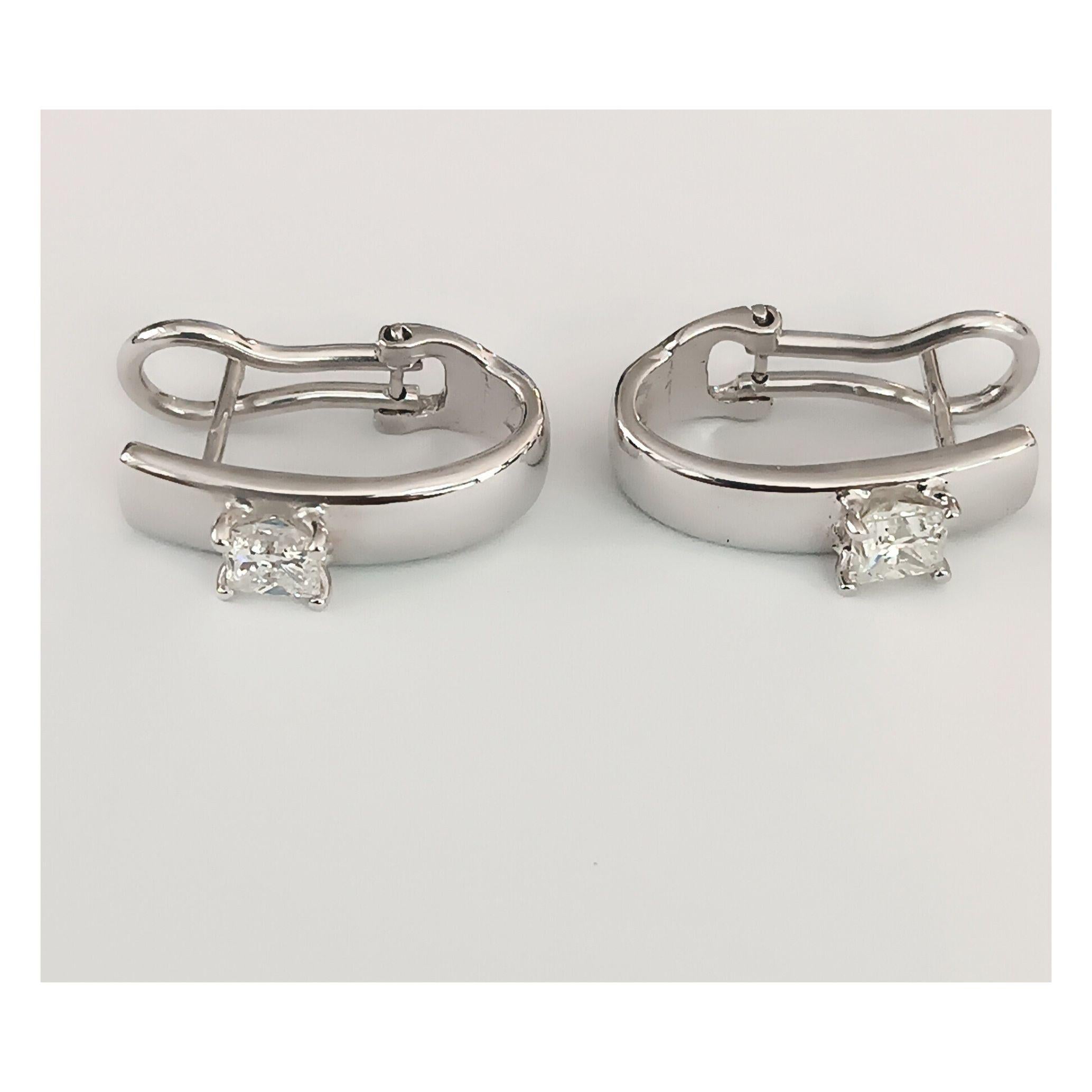 Il paio di orecchini classici in vendita 2