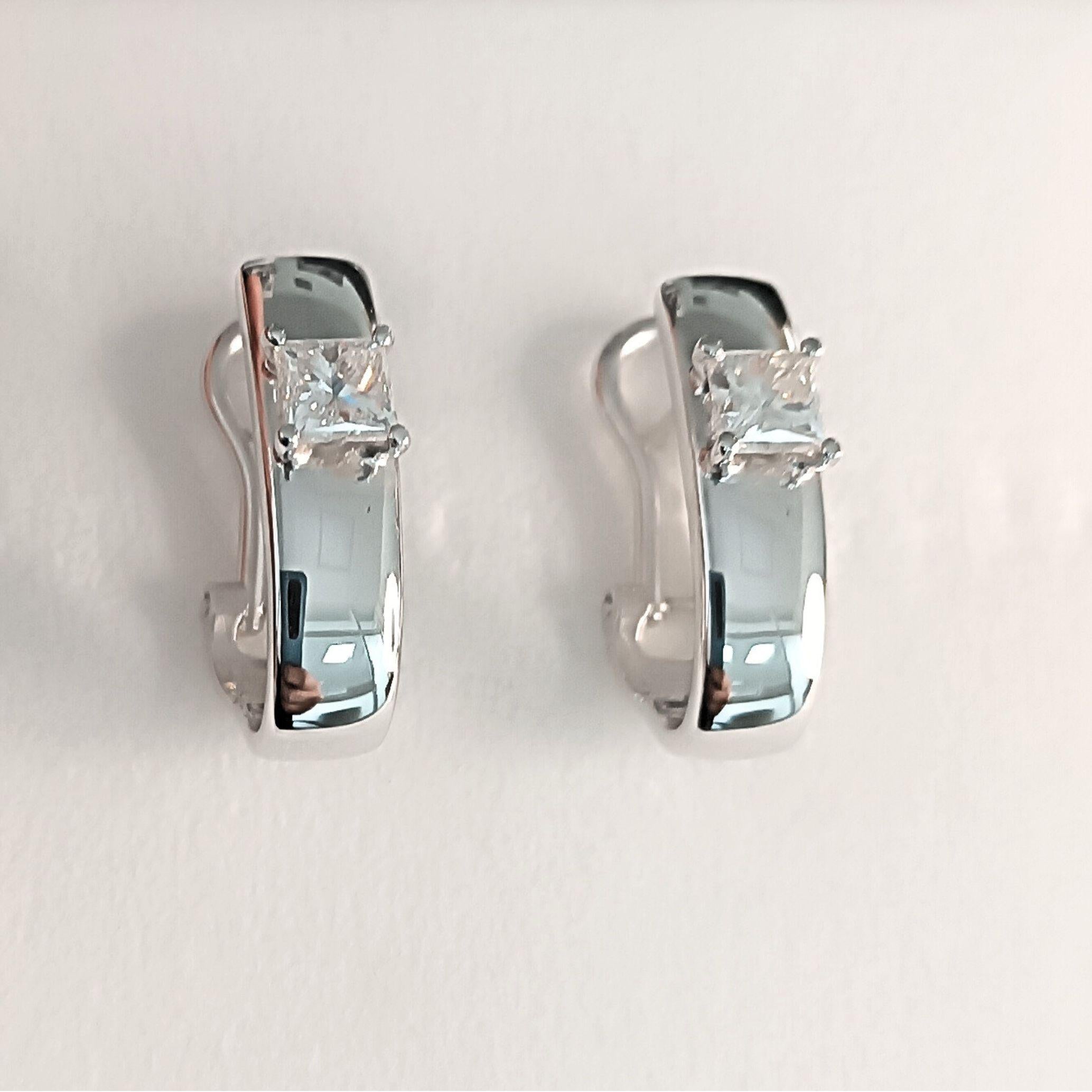 Il paio di orecchini classici in vendita 3