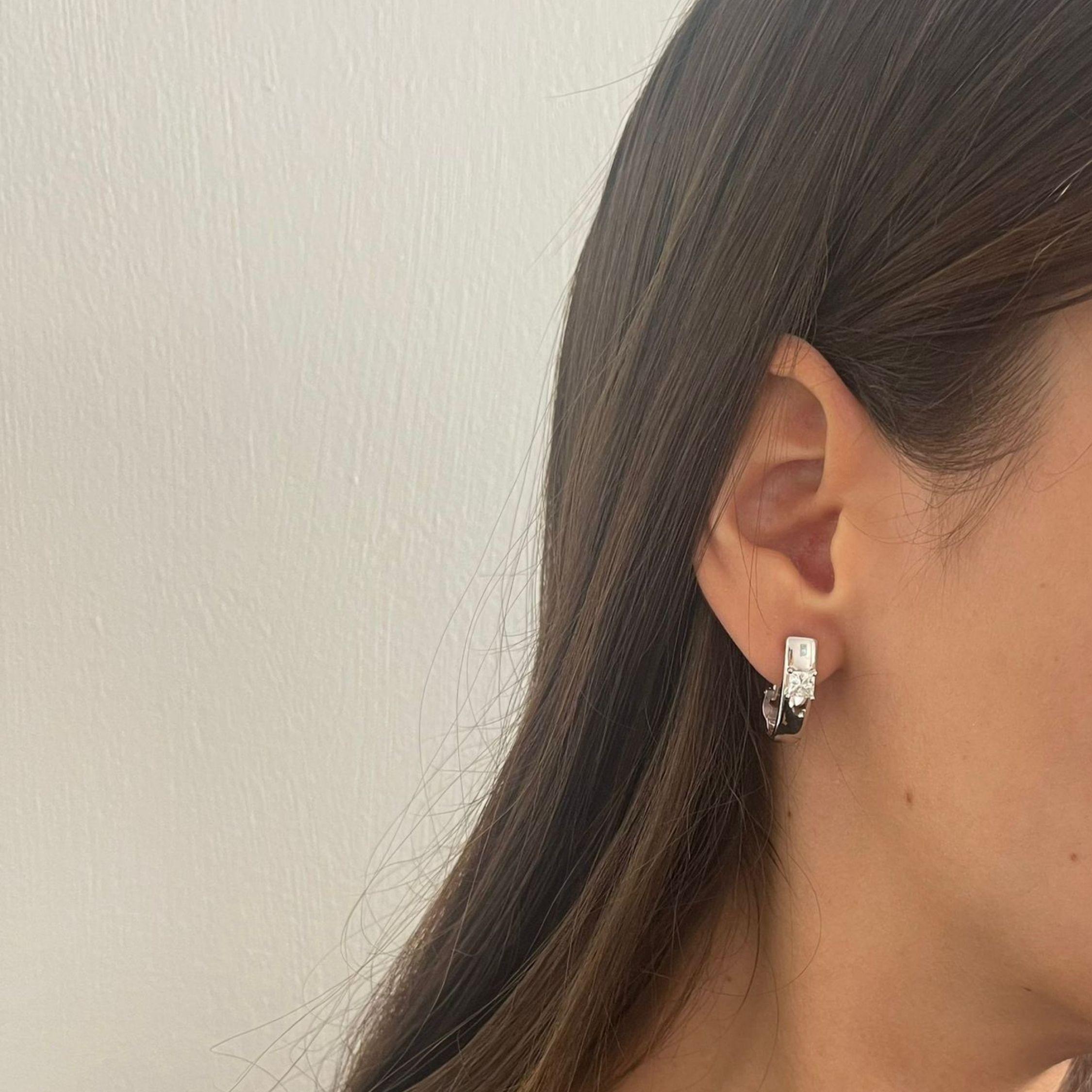 Il paio di orecchini classici in vendita 1