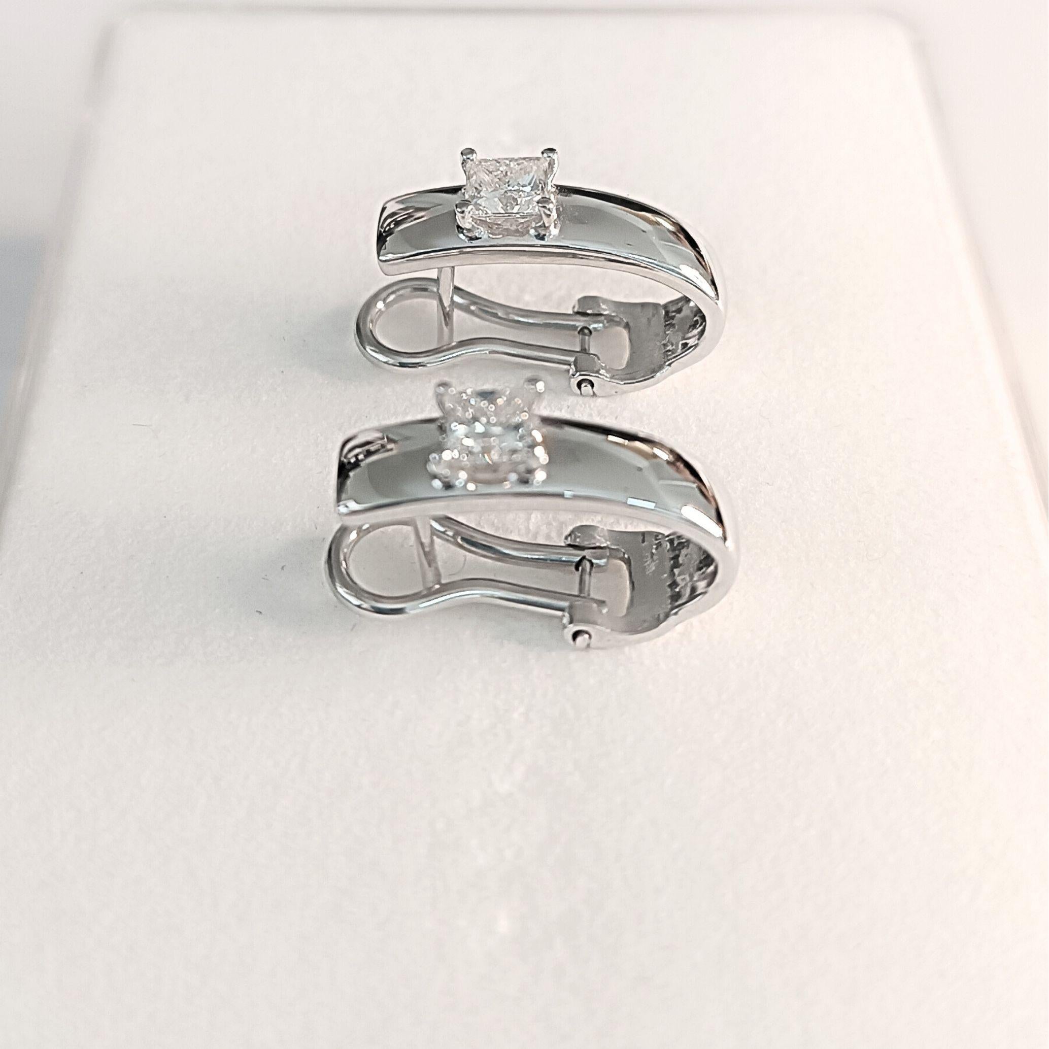 Il paio di orecchini classici in vendita 4