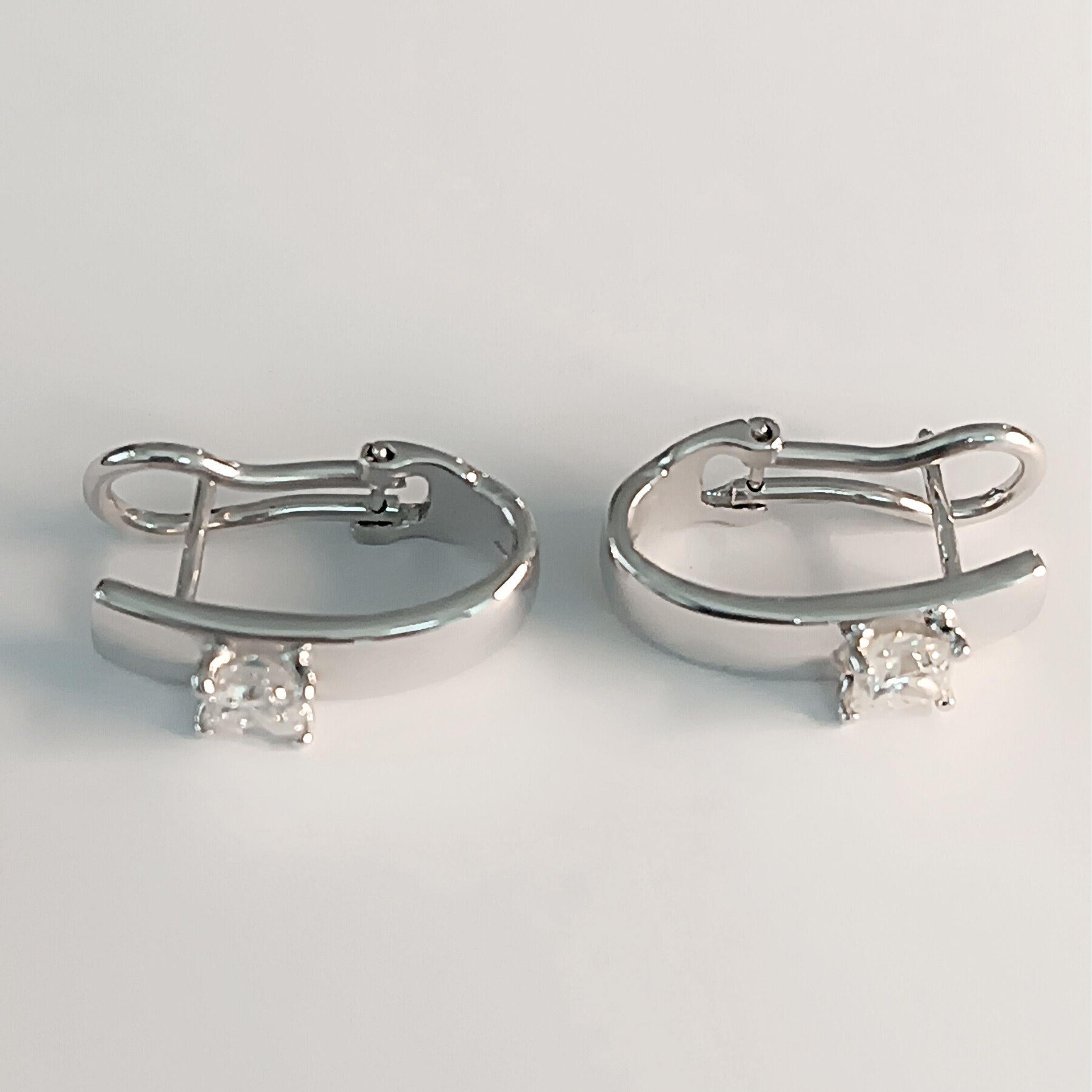 Il paio di orecchini classici in vendita 6