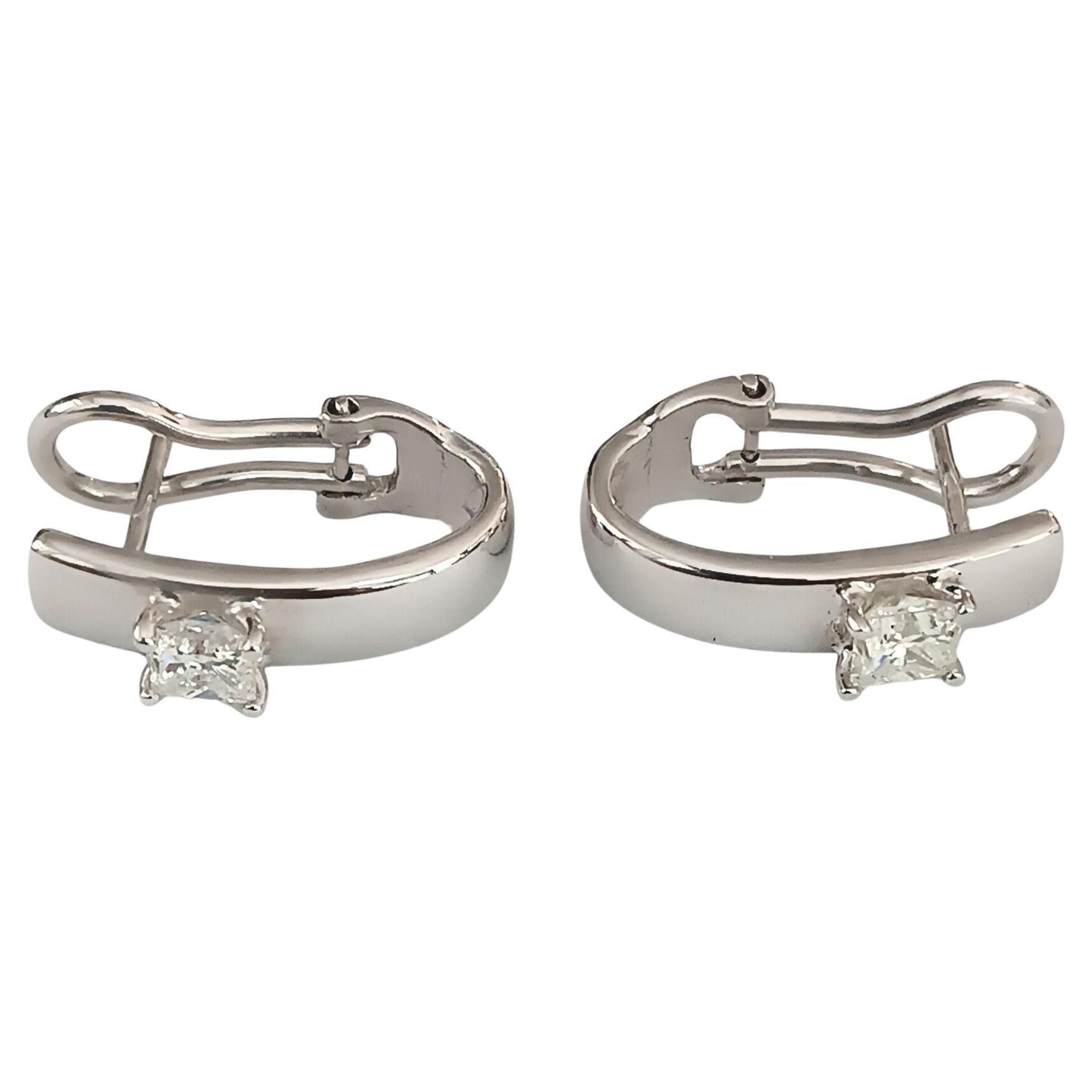 Il paio di orecchini classici in vendita