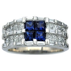 Blauer Saphir im Prinzessinnenschliff und mehrreihiger Diamantring mit konischem Band aus Platin