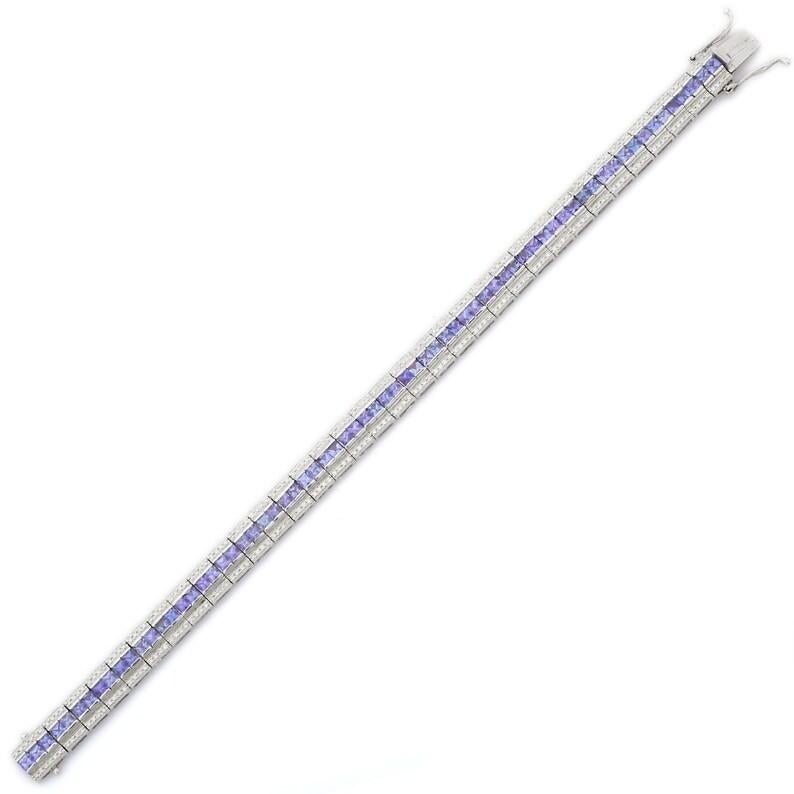 Ce bracelet de mariage saphir bleu taille princesse en or 18 carats met en valeur 69 saphirs naturels étincelants à l'infini, pesant 8 carats, et 136 pièces de diamants pesant 3,05 carats. Il mesure 7 pouces de long. 
Le saphir stimule la