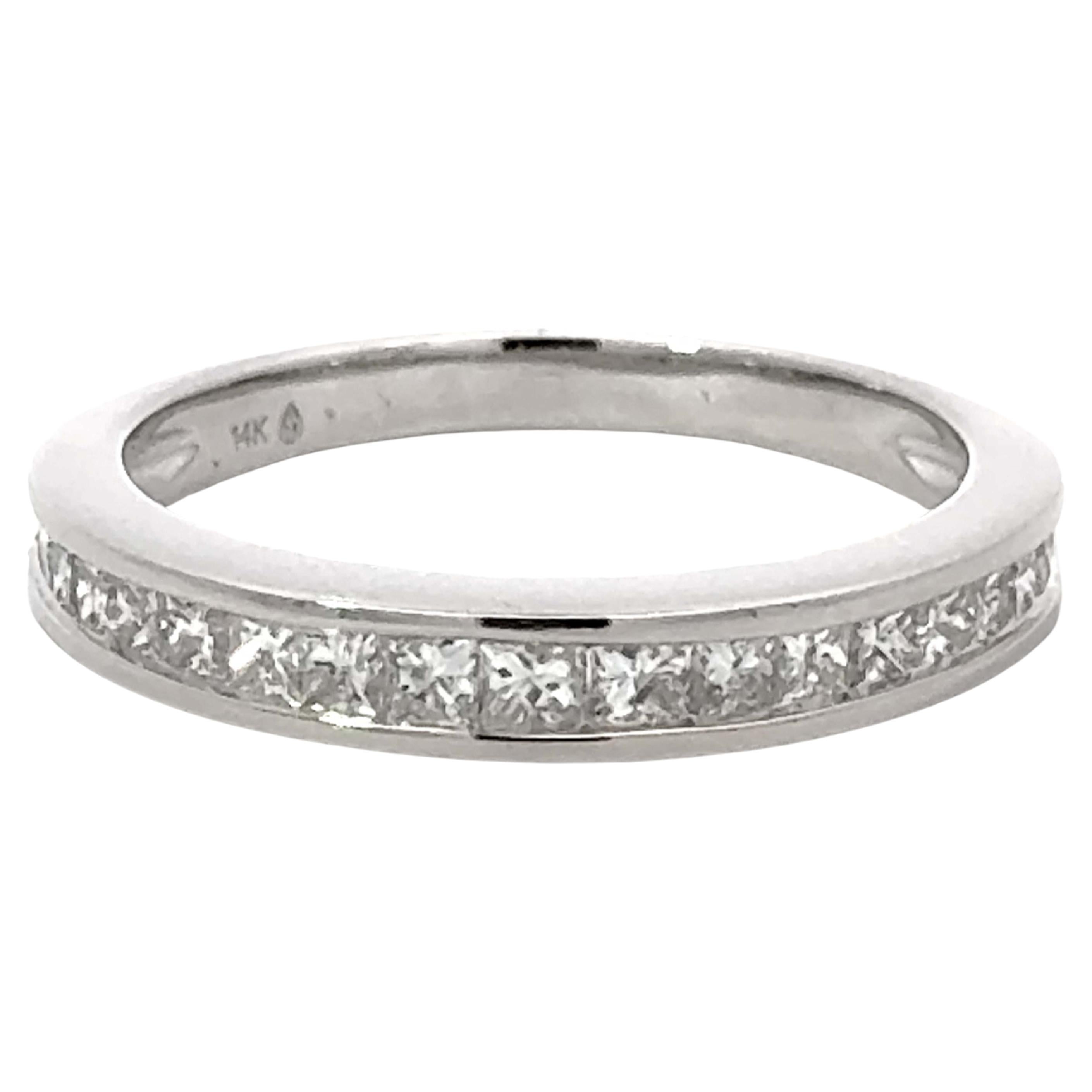 Anillo de oro blanco de 14k con diamantes engastados en canal talla princesa
