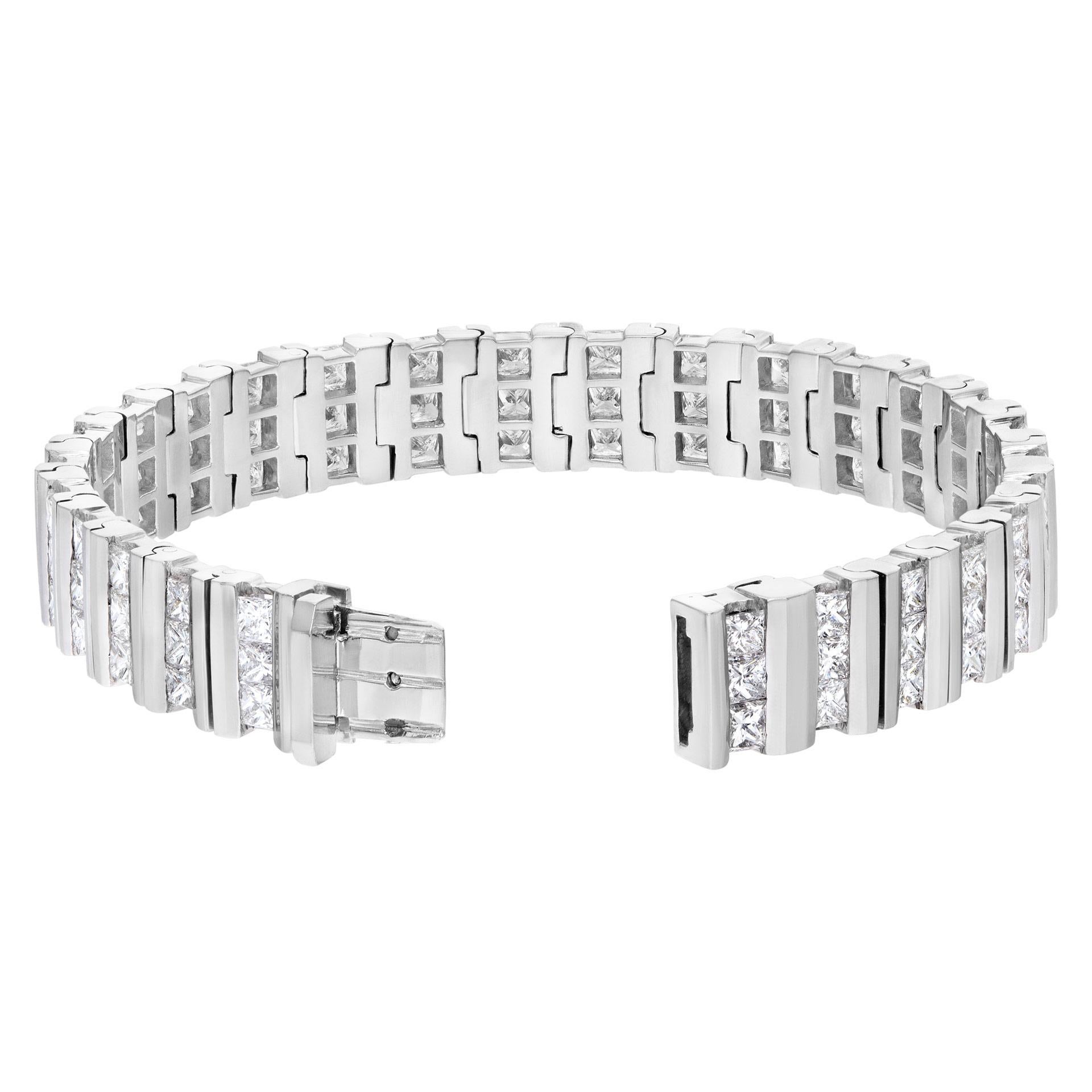 Prinzessinnenschliff Diamantarmband aus 18 Karat Weißgold mit über 16,20 Diamanten im Kanalschliff (Carréschliff) im Angebot