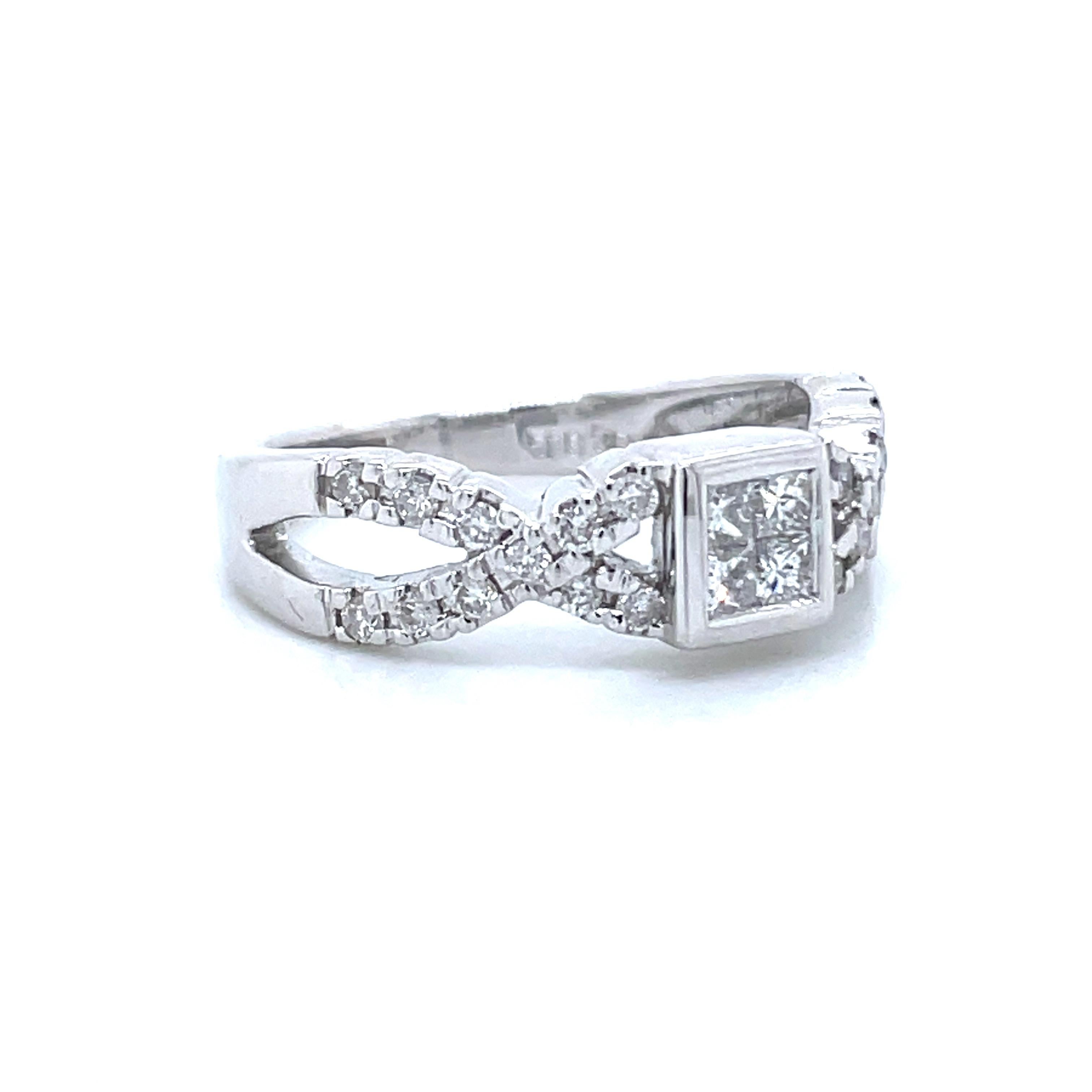 Taille ronde Bague de fiançailles en or blanc 14 carats princesse 0,28 diamant naturel rond en vente