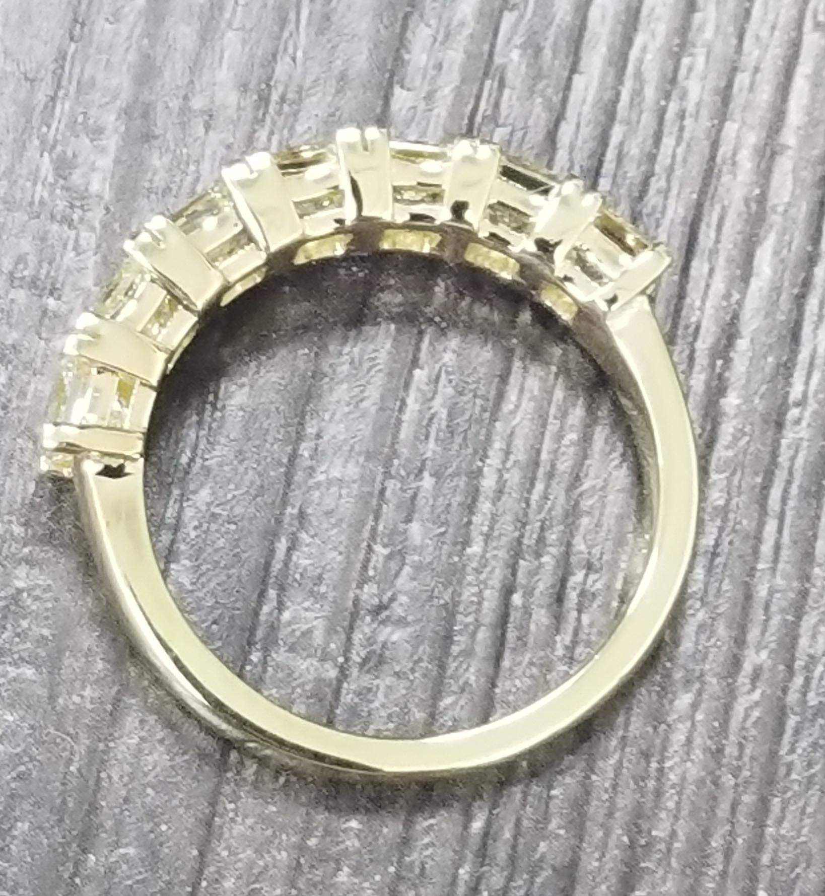 Women's or Men's Princess Cut Diamond 2.30 Carat Wedding Ring in 18 Karat Yellow Gold For Sale