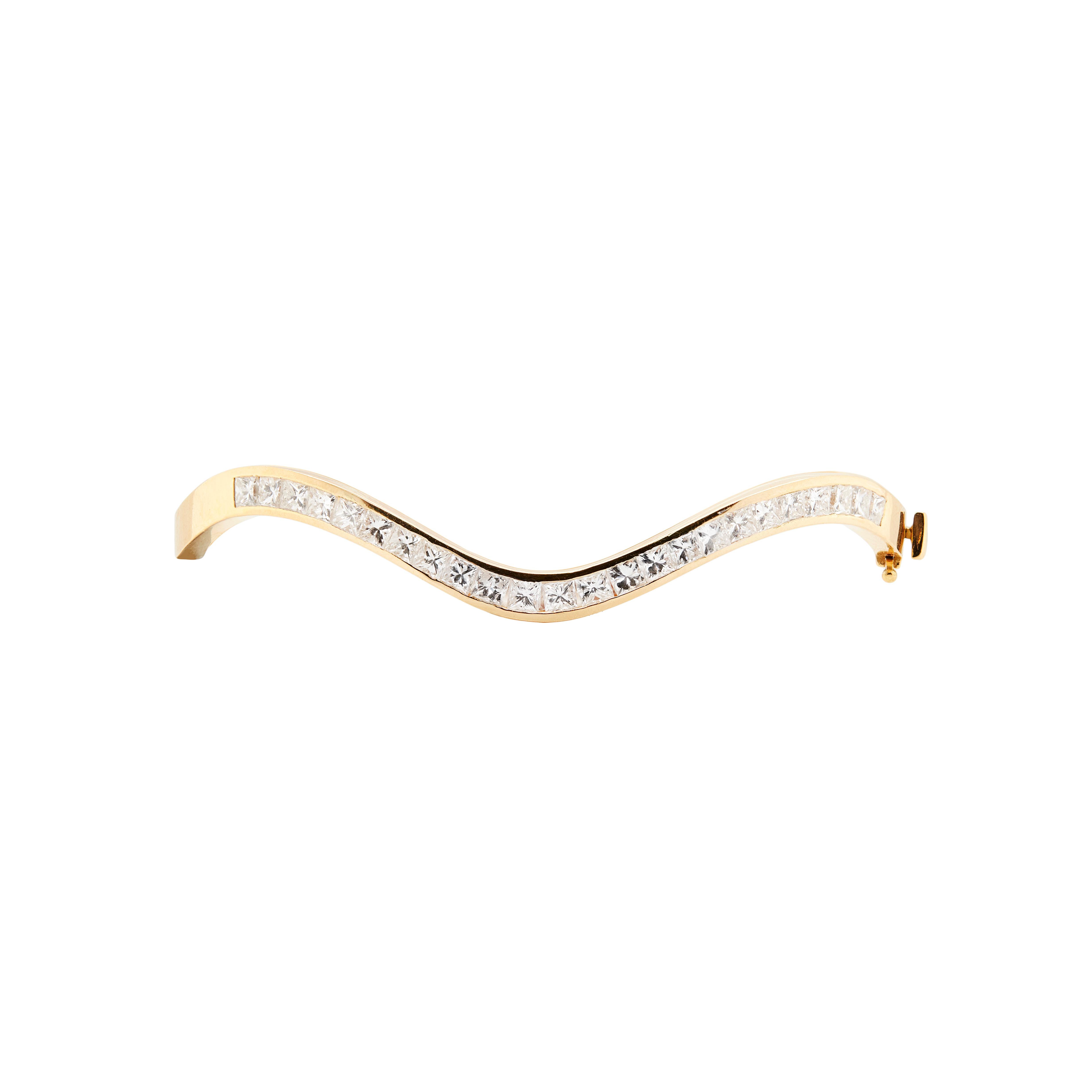 Cette pièce, qui s'inscrit dans la lignée des bracelets classiques en diamant, allie courbes douces et éclat subtil pour un look à la fois moderne et intemporel.

Réalisé en or jaune 18 carats, ce bracelet met en valeur 24 diamants de taille