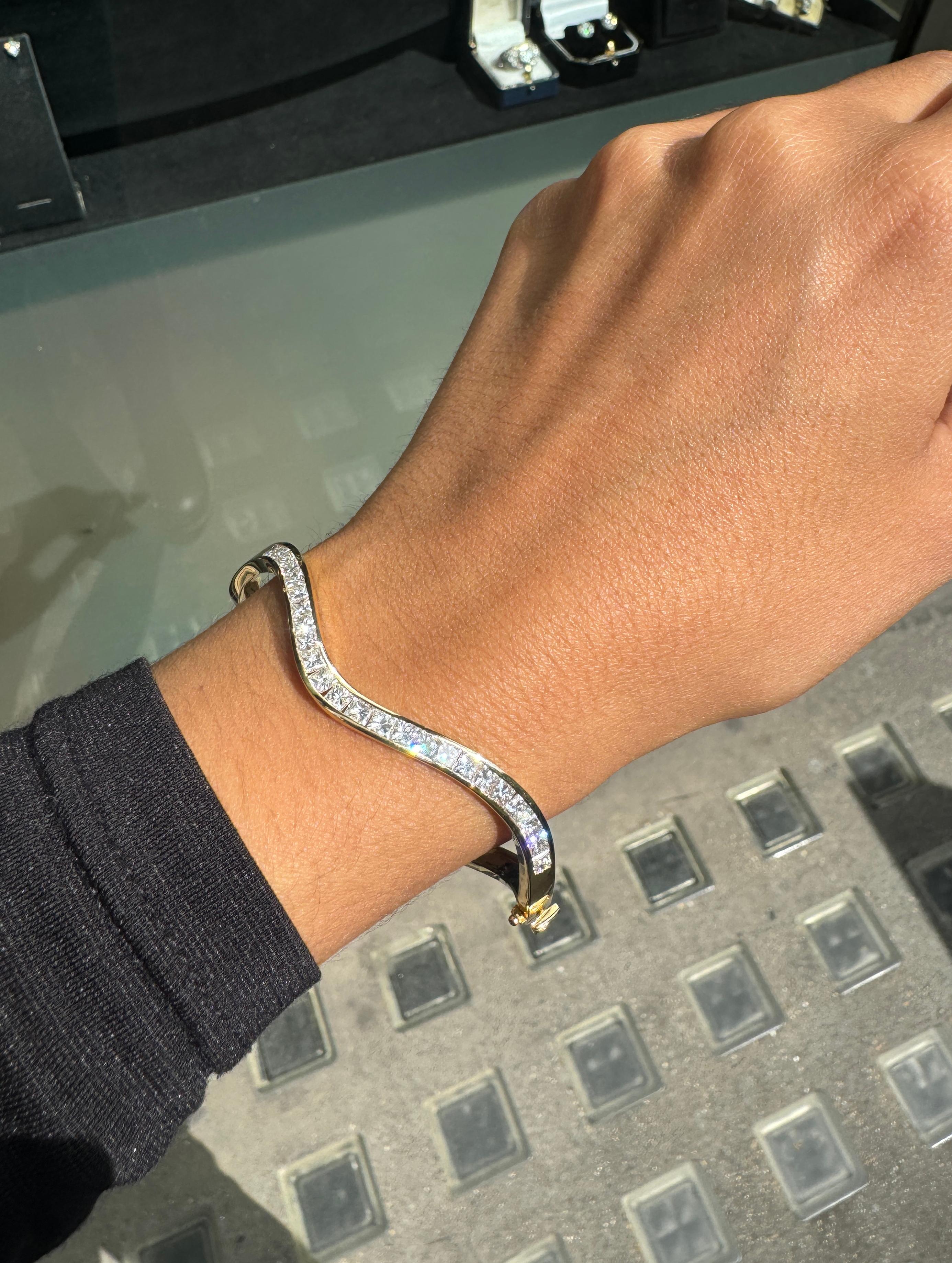 Bracelet en or jaune 18 carats, diamant taille princesse et fines vagues Pour femmes en vente