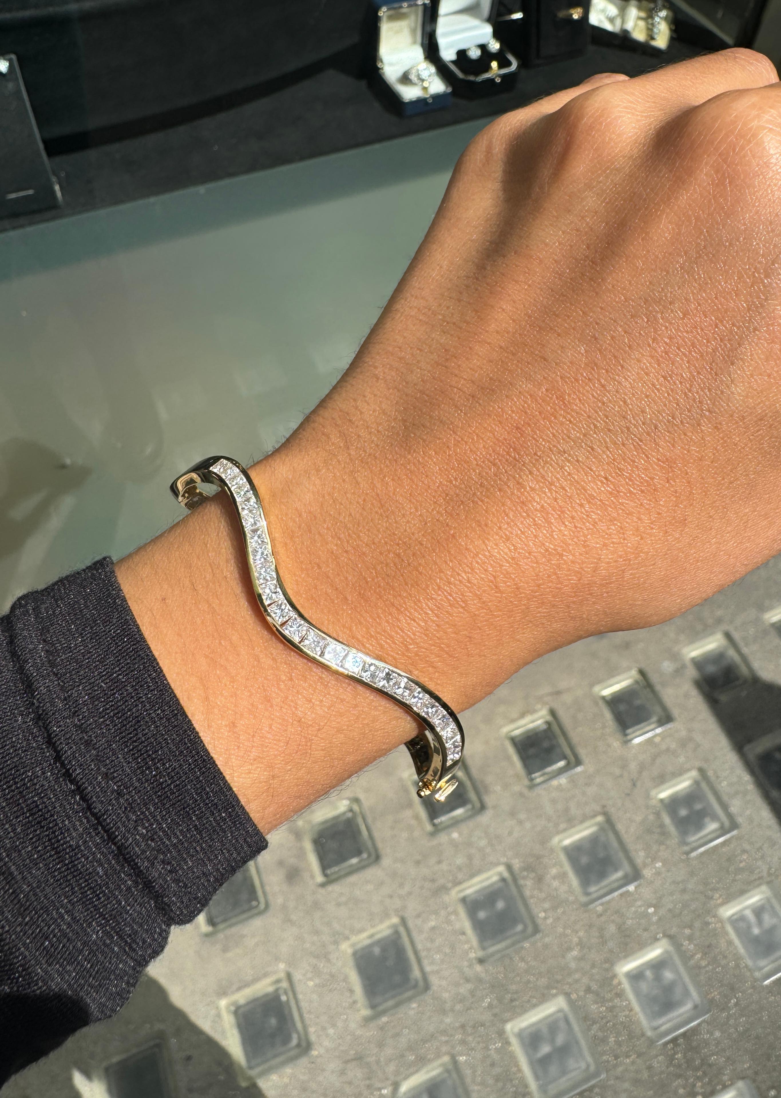 Bracelet en or jaune 18 carats, diamant taille princesse et fines vagues en vente 1