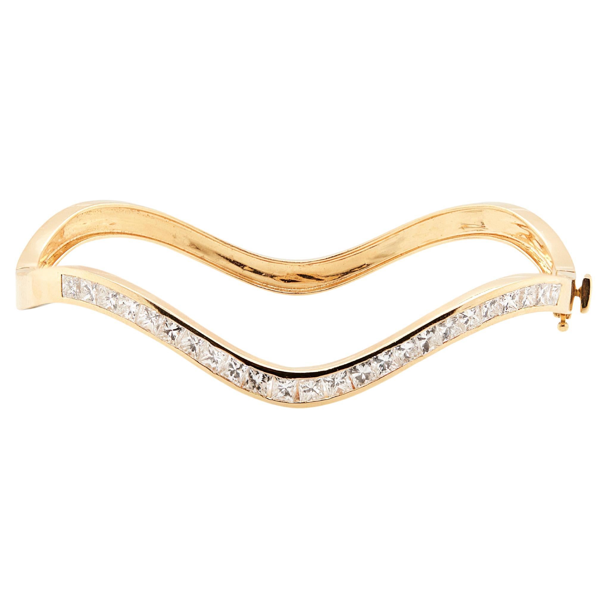 Bracelet en or jaune 18 carats, diamant taille princesse et fines vagues en vente