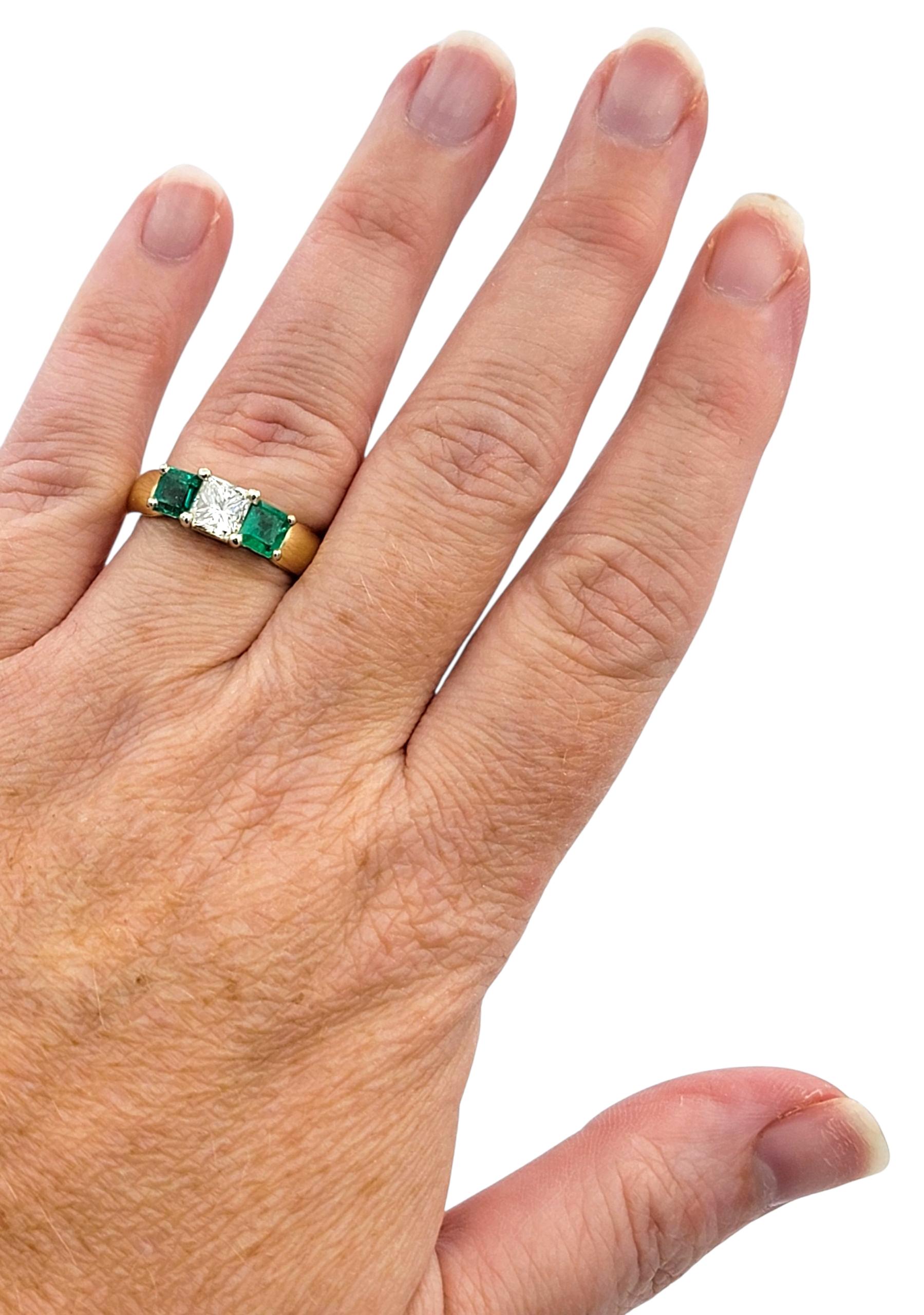 Anillo de oro amarillo de 18 quilates con tres piedras, diamante talla princesa y esmeralda en venta 4