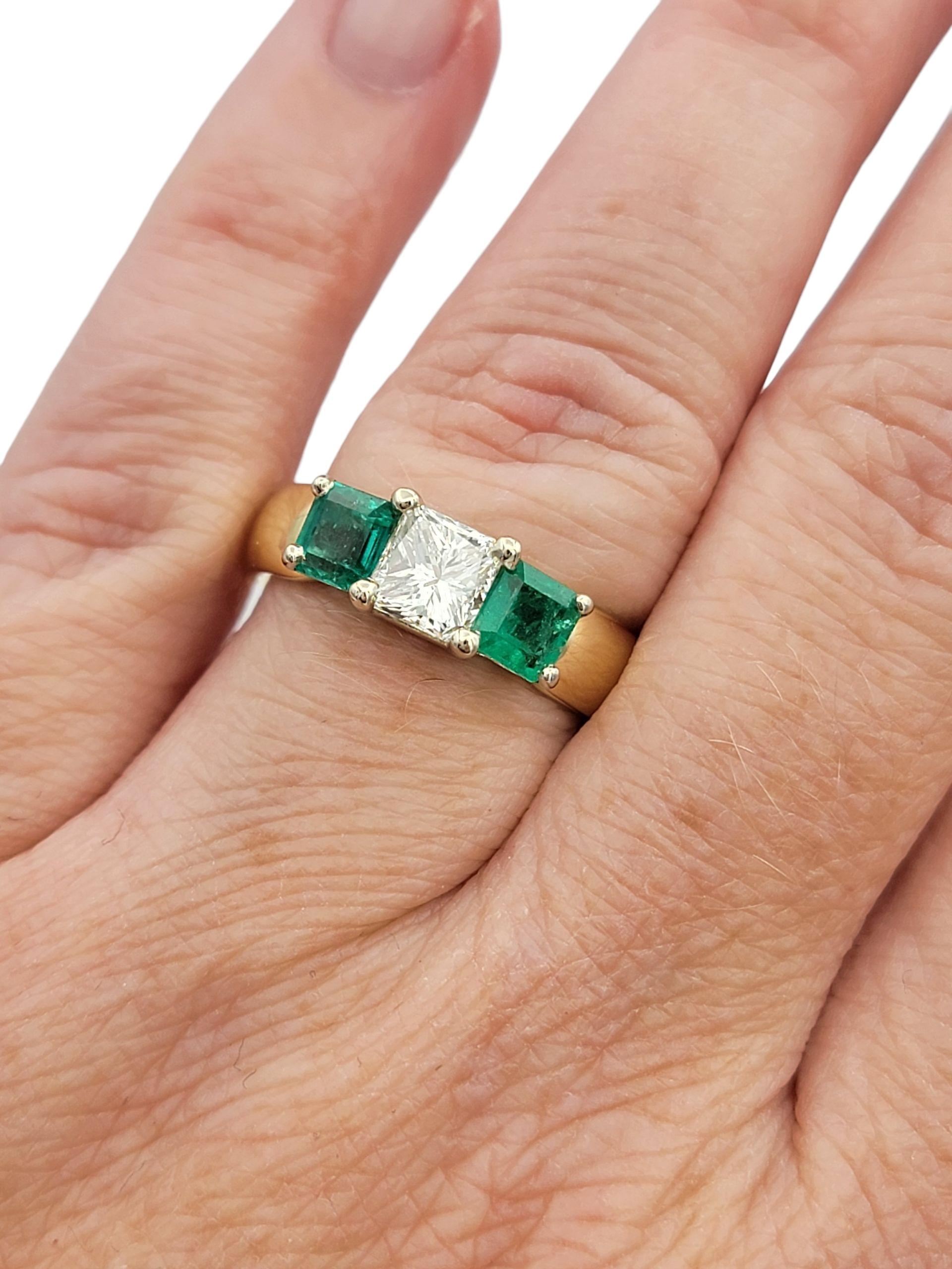 Anillo de oro amarillo de 18 quilates con tres piedras, diamante talla princesa y esmeralda en venta 5