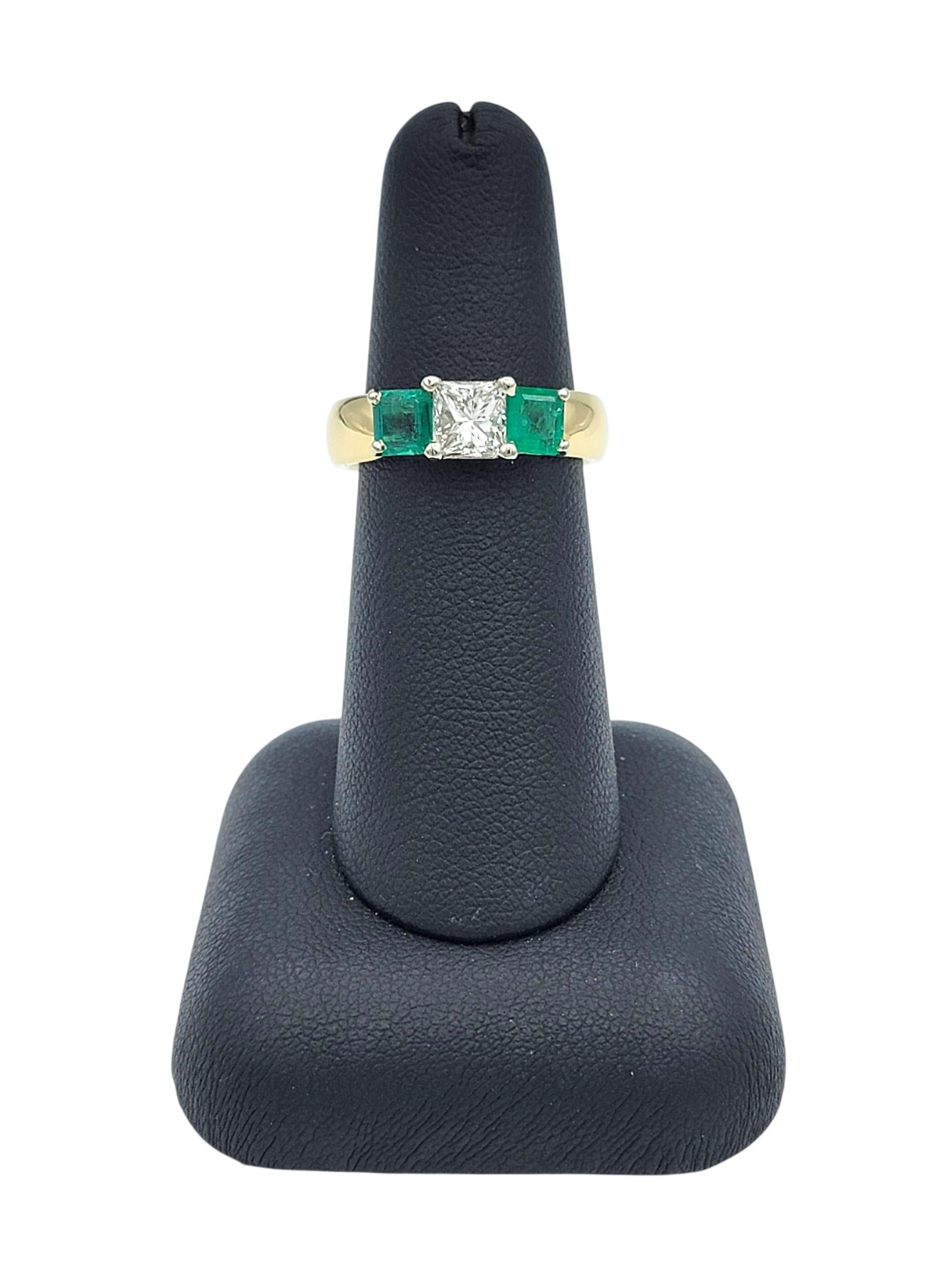 Anillo de oro amarillo de 18 quilates con tres piedras, diamante talla princesa y esmeralda en venta 6