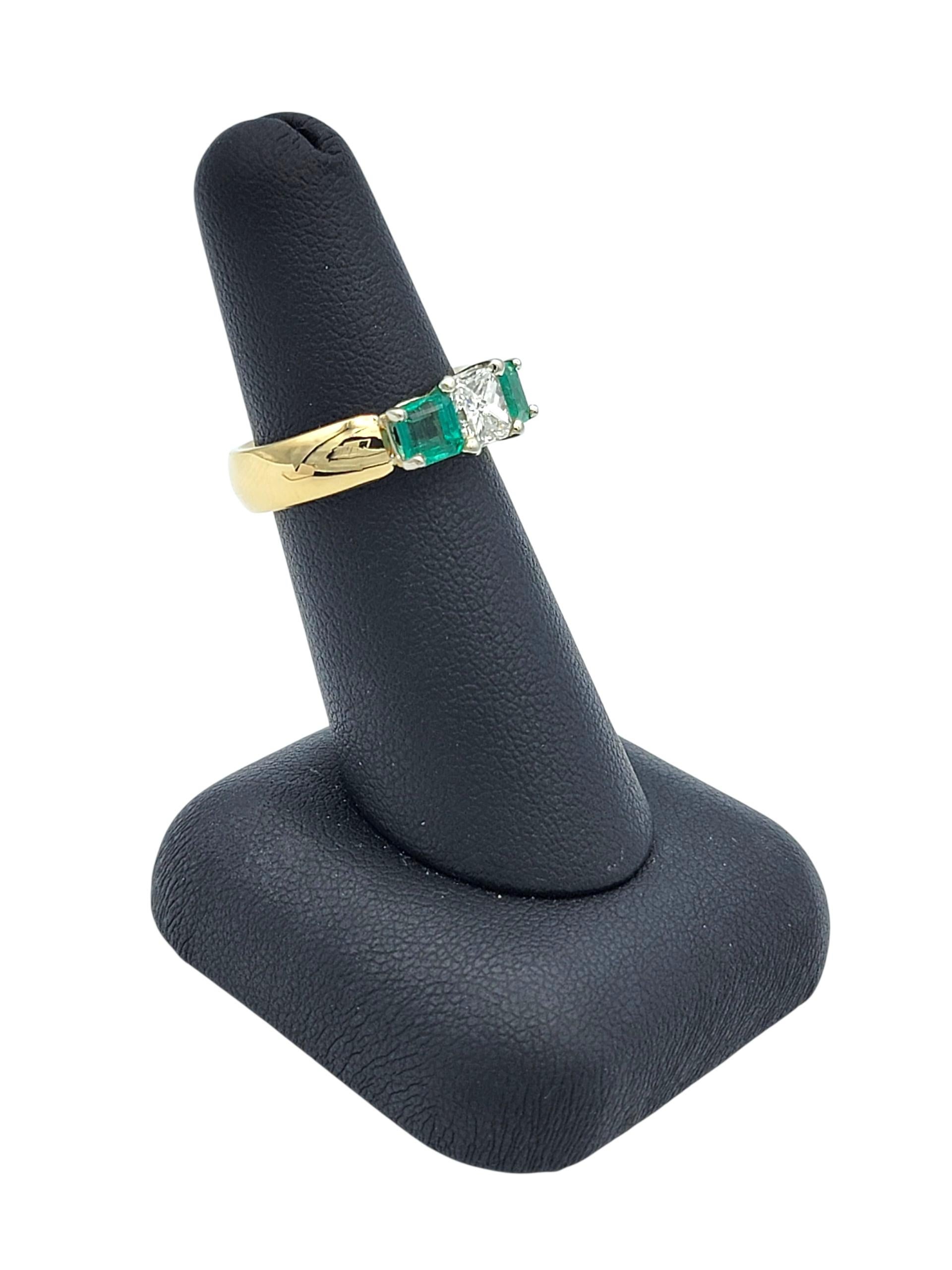Anillo de oro amarillo de 18 quilates con tres piedras, diamante talla princesa y esmeralda en venta 7