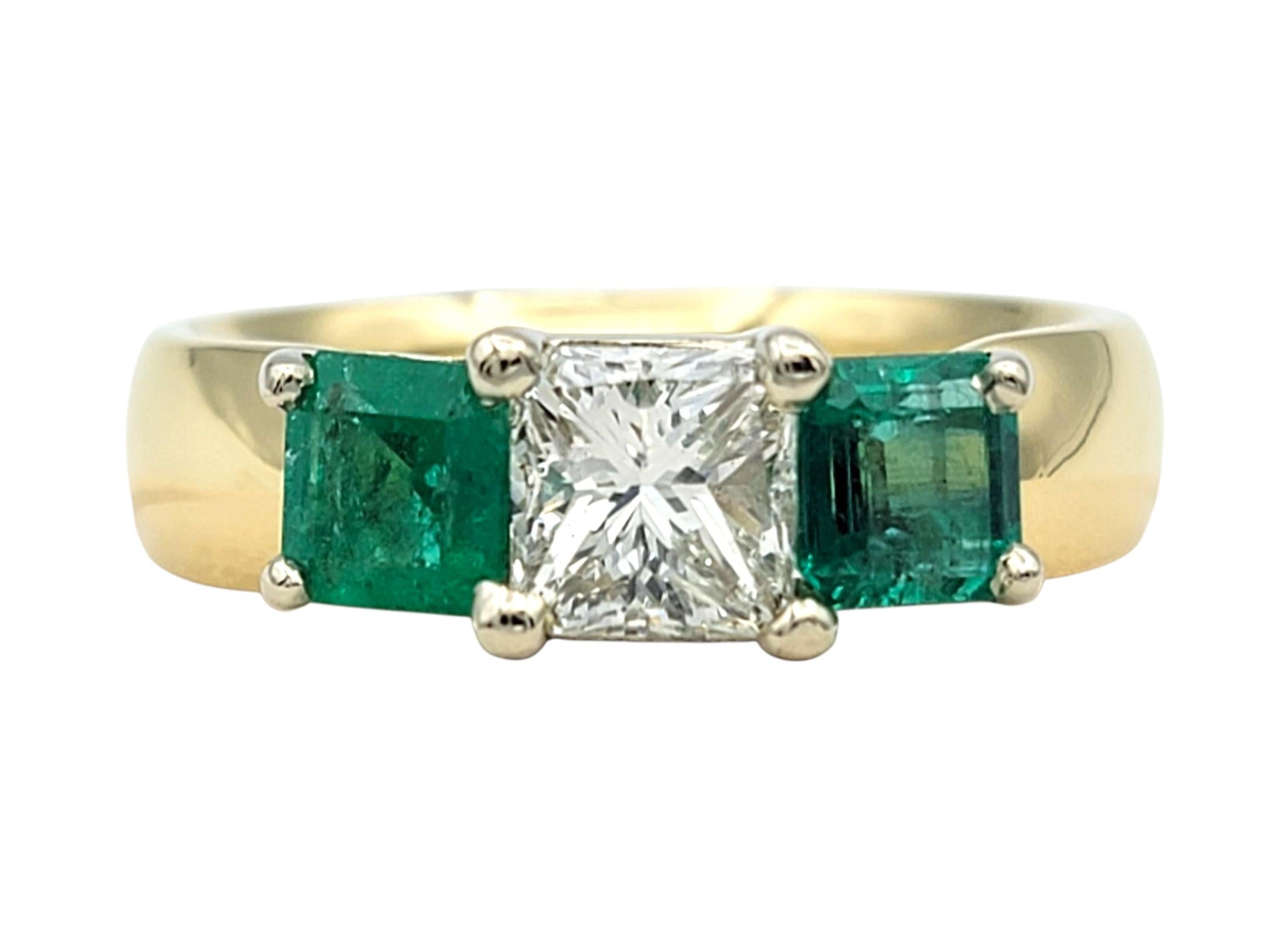 Tamaño del anillo: 6.5

Este llamativo anillo de la Trinidad aúna un diseño atemporal con un color vibrante. En el centro hay un radiante diamante de talla princesa, flanqueado a ambos lados por llamativas esmeraldas de talla cuadrada. El atrevido