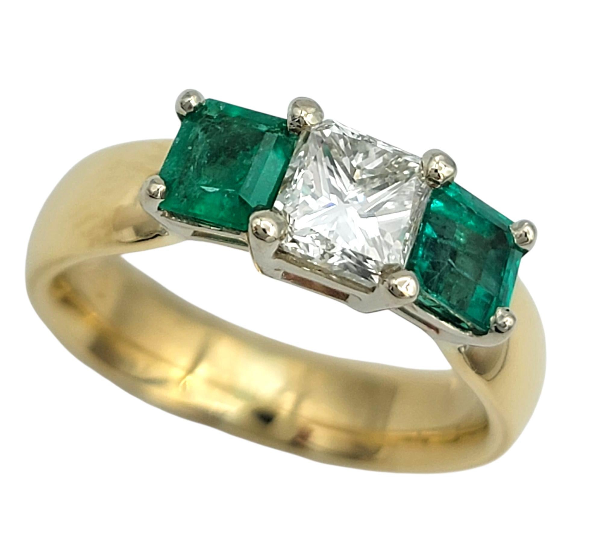Anillo de oro amarillo de 18 quilates con tres piedras, diamante talla princesa y esmeralda Corte princesa en venta