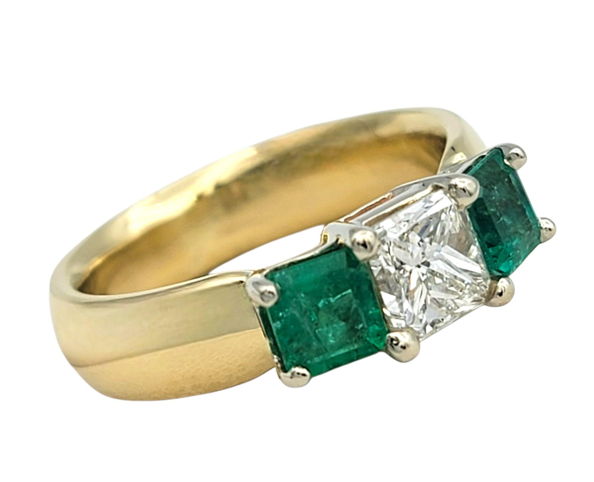 Anillo de oro amarillo de 18 quilates con tres piedras, diamante talla princesa y esmeralda en Bueno estado para la venta en Scottsdale, AZ
