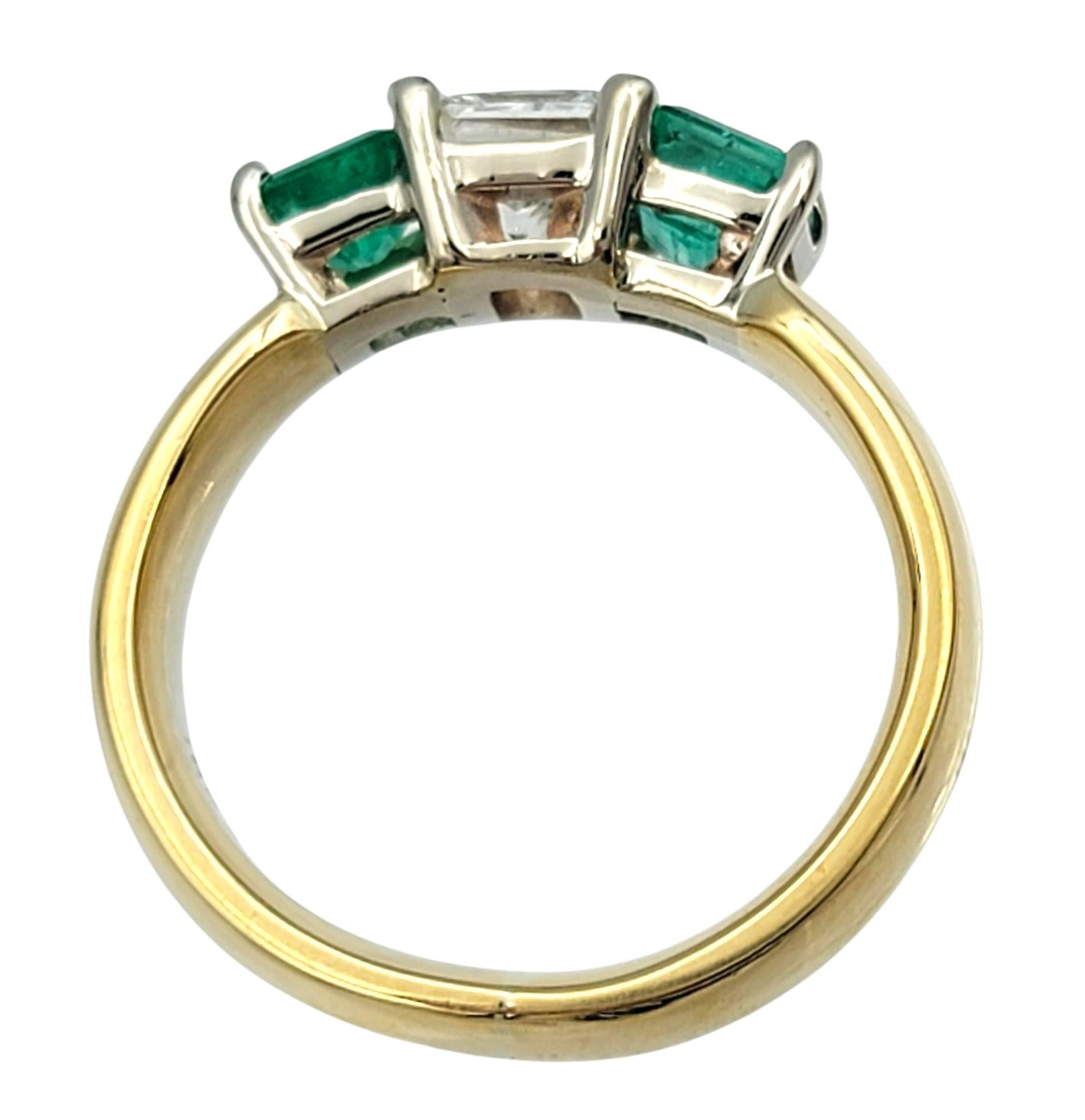 Anillo de oro amarillo de 18 quilates con tres piedras, diamante talla princesa y esmeralda en venta 2