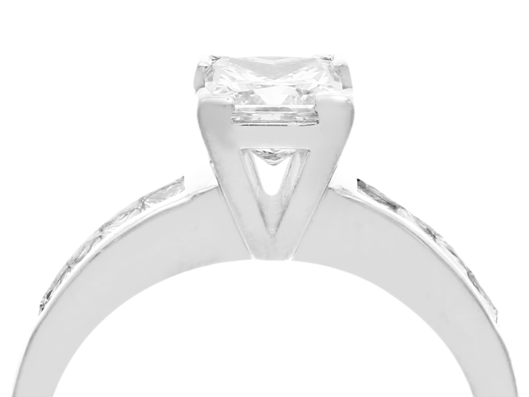 Bague solitaire en platine contenant un diamant de taille princesse de 0,72 carat, faisant partie de notre collection certifiée par le Laboratoire européen de gemmologie (EGL).

Cette bague solitaire en diamant princesse vintage a été réalisée en