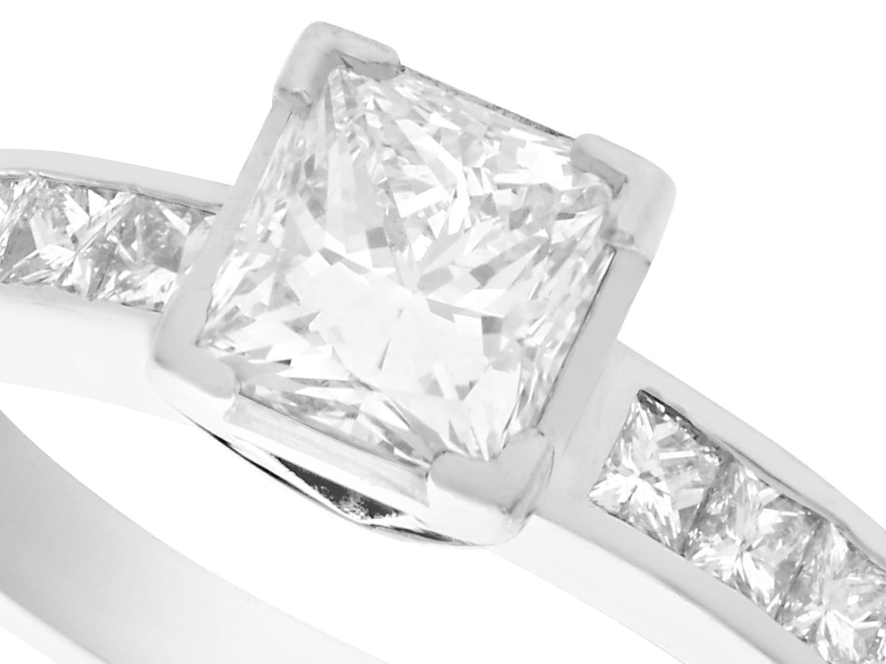 Contemporain Bague de fiançailles solitaire en diamant taille princesse et platine en vente