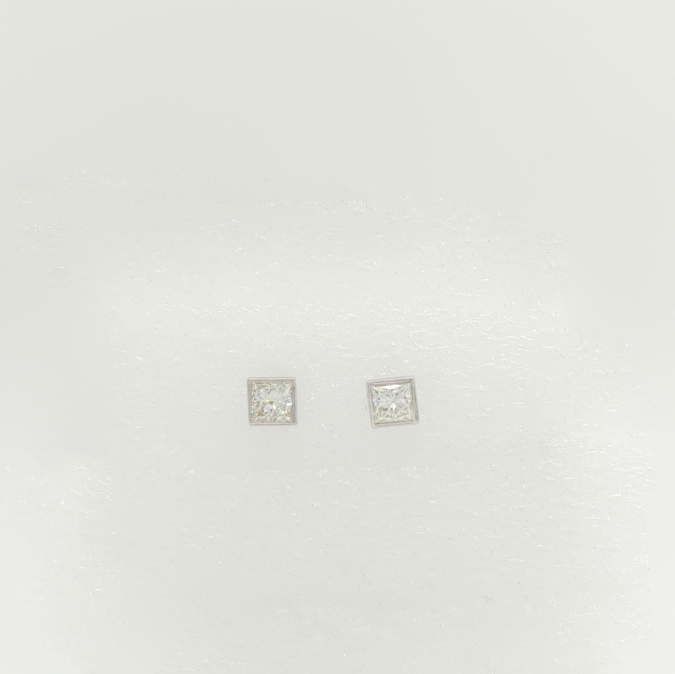 Ohrstecker mit Diamant-Lünette im Prinzessinnenschliff aus 14 Karat Weißgold für Damen oder Herren im Angebot