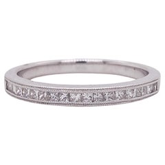 Bandeau en or blanc 14K avec diamant de taille princesse et diamant carré de .17ct. Bague