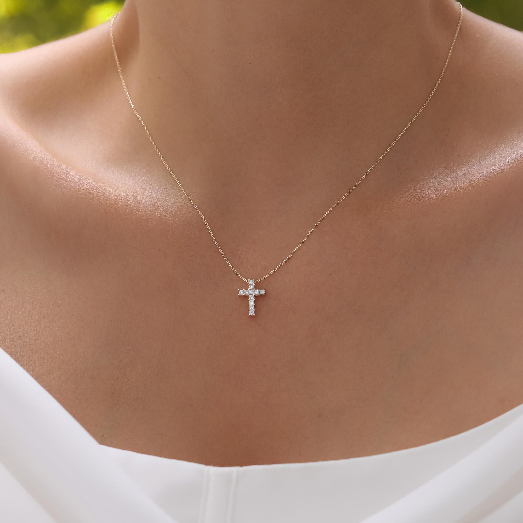 Taglio princess Collana con croce di diamanti taglio Princess in vendita