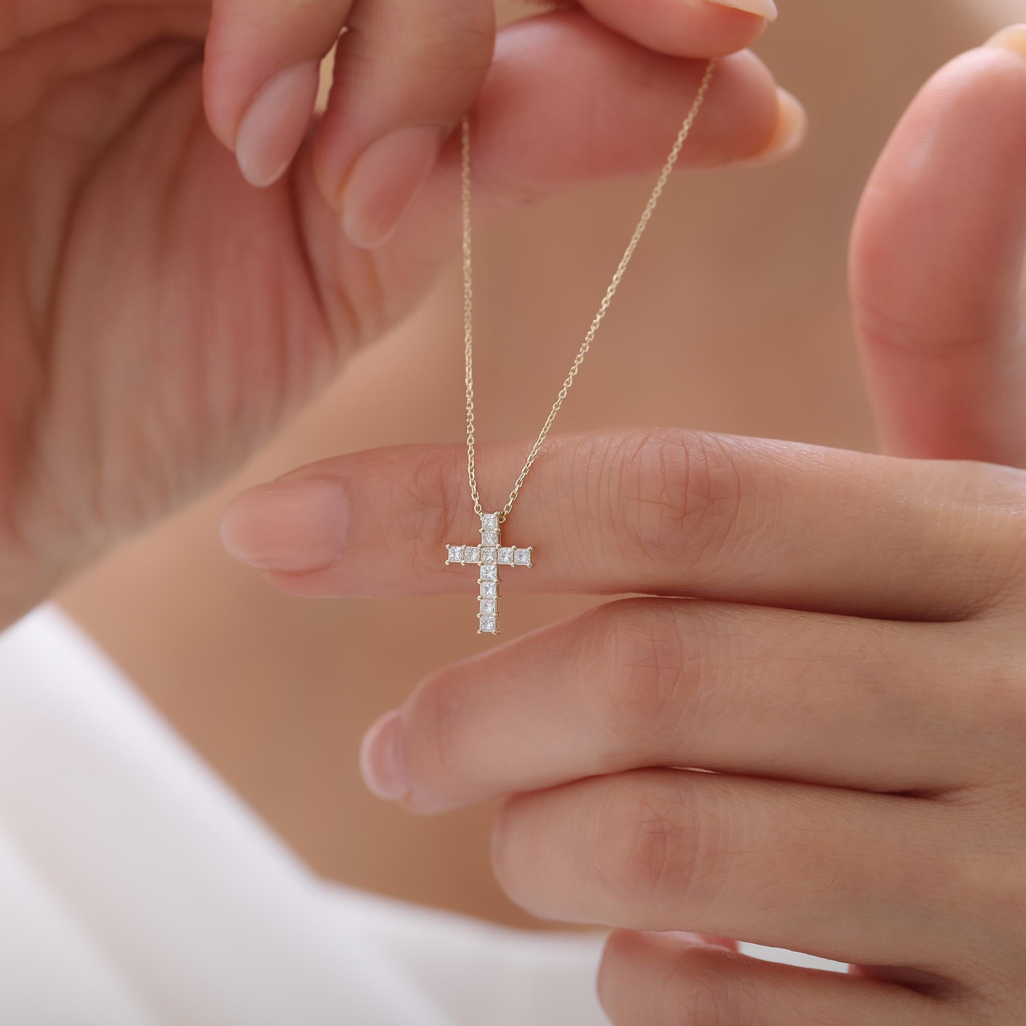 Collana con croce di diamanti taglio Princess In condizioni Nuovo in vendita a Fatih, 34