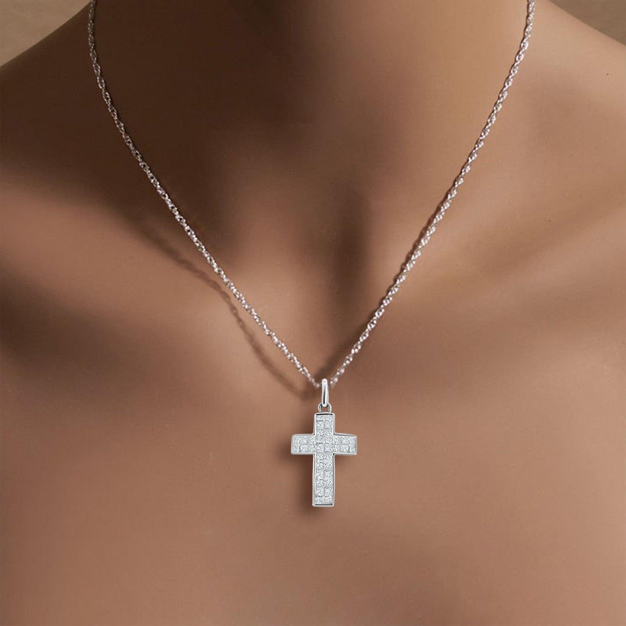 ♥ Product Summary ♥

Main Stone: Diamond
Approx.  Diamond Carat Weight: 1.07cttw
Diamond Color: G
Diamond Clarity: VS2
Diamond Cut: Princess Cut
Number of Diamonds: 34
Metal: 14k White Gold
Dimensions of Pendant: 22mm x 13mm
Chain: 18
