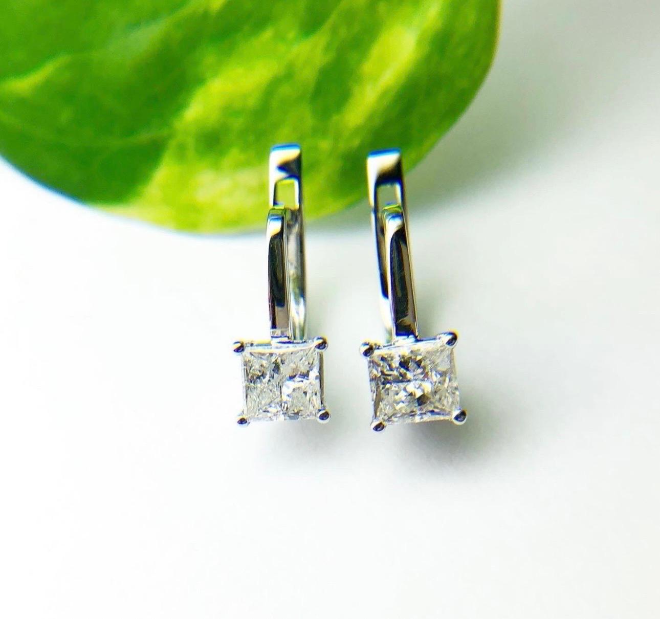 Estos pendientes son definitivamente únicos, hechos con impresionantes diamantes talla princesa a juego de claridad SI y color G, el diseño tiene un famoso cierre europeo que permite un cierre hermético y seguro. Los pendientes tienen un total de 1