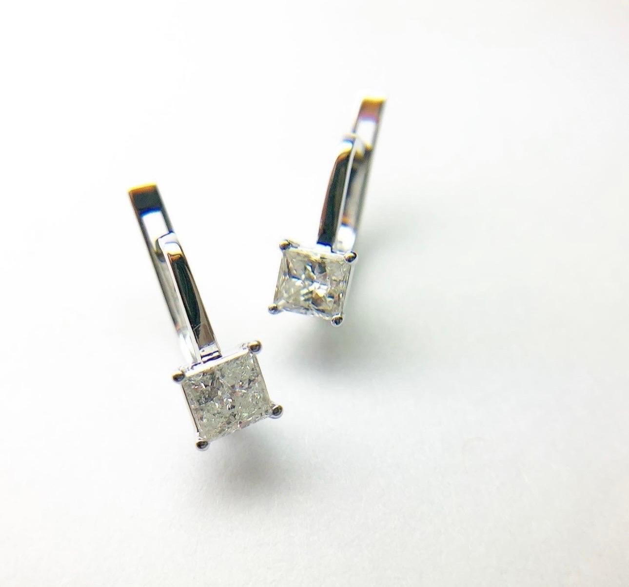 Pendientes de diamantes talla princesa 18KT oro blanco raro diseño moderno y cierre 1ct en Nuevo estado para la venta en Boca Raton, FL