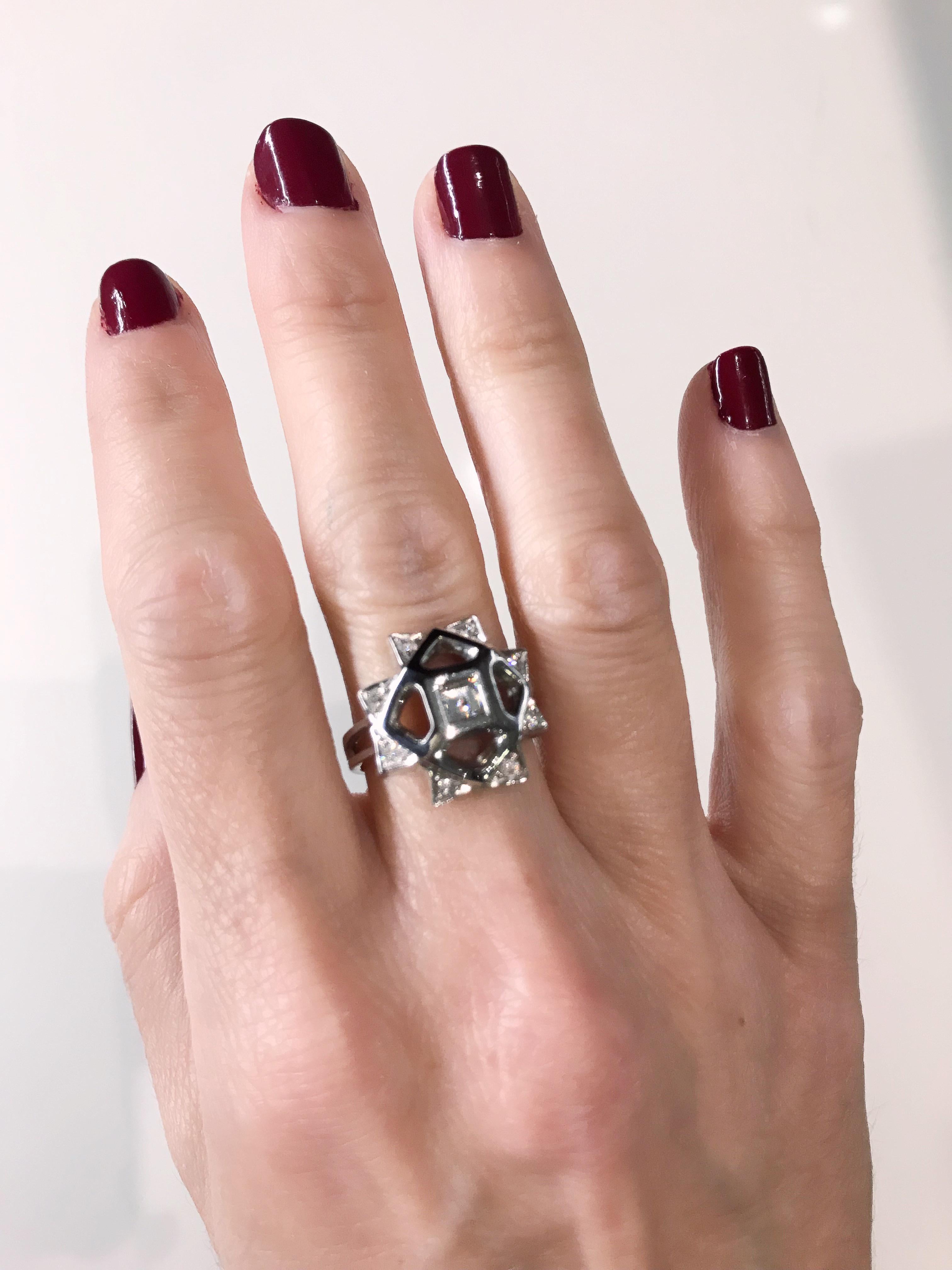 Contemporary Princess Cut Diamond 18 Karat Gold Engagement Fashion Ring For Sale 1