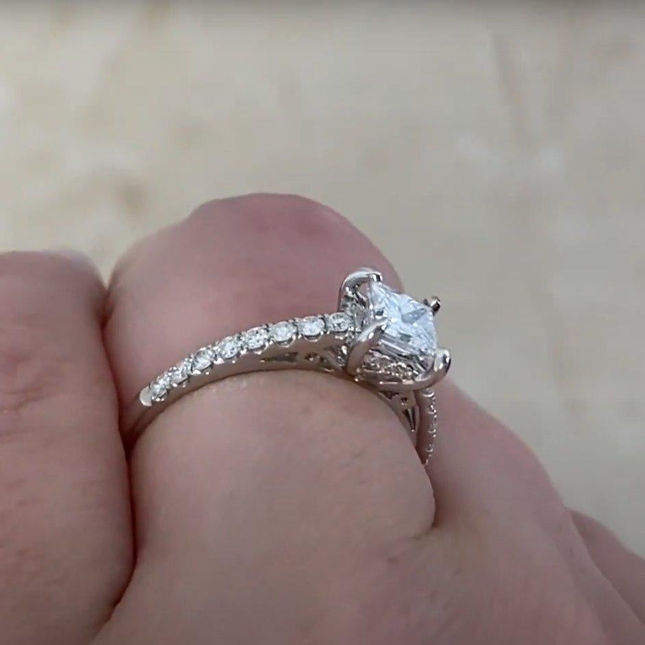 Anello di fidanzamento con diamante taglio principessa (circa 0,6 carati), oro bianco 18 carati In condizioni ottime in vendita a New York, NY