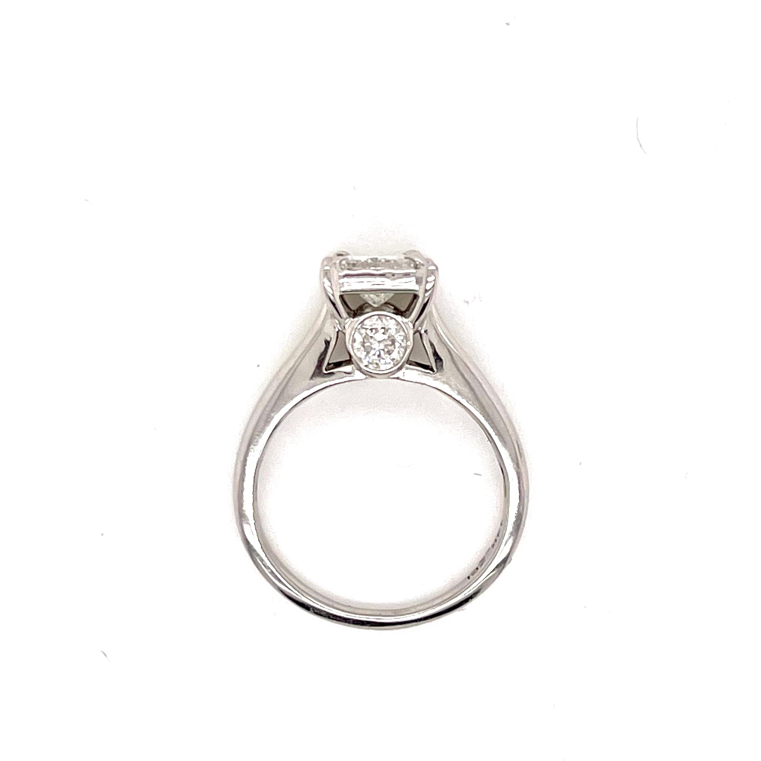 Stil: Verlobungsring im Prinzessinnenschliff

Metall: Weißgold 

Metallreinheit: 14K

Stein: Diamanten

Farbe des Diamanten: G-H 

Diamant Reinheit: VS1

Hauptstein Karatgewicht:  0,85 ct

Karat-Gesamtgewicht: ca. 1,1 ct.

Ringgröße: 6.25