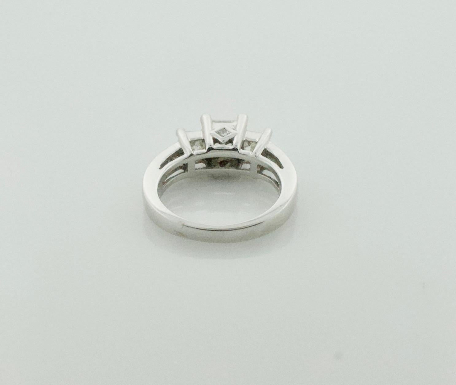 Taille princesse Bague de fiançailles en or blanc avec diamant taille princesse en vente