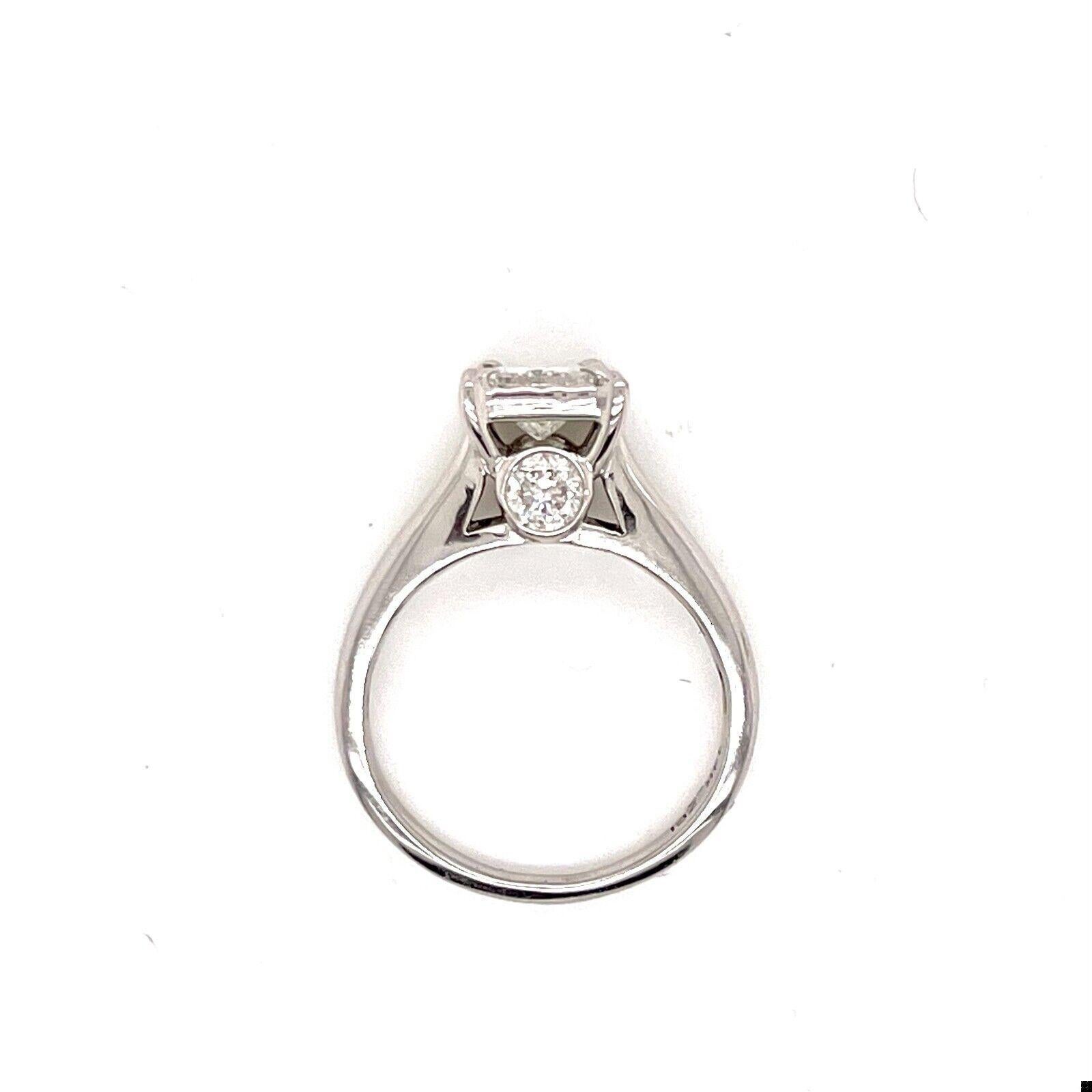 Feines Kunsthandwerk. Außergewöhnlich. Anders als alle anderen. Dieser Verlobungsring mit Diamant im Prinzessinnenschliff aus 14 Karat Weiß glänzt aus jedem Blickwinkel und wird in Handarbeit gefertigt.

- Stil: Verlobungsring im