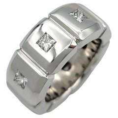Bague à large bande en or blanc 18 carats avec diamant taille princesse et section géométrique