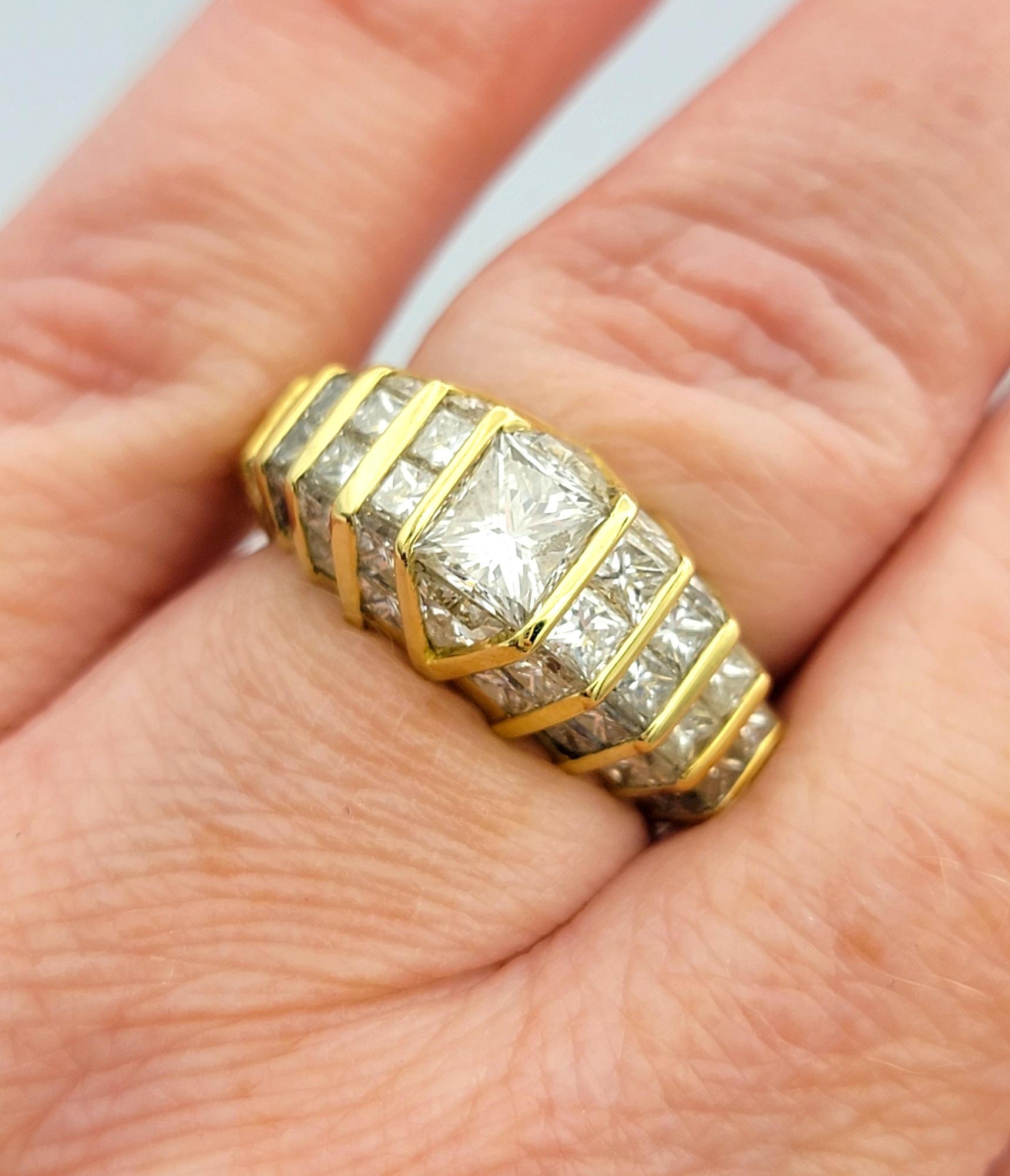 Bague en or jaune 18 carats avec anneau géométrique en forme de dôme et gradation de diamants de taille Princesse en vente 4