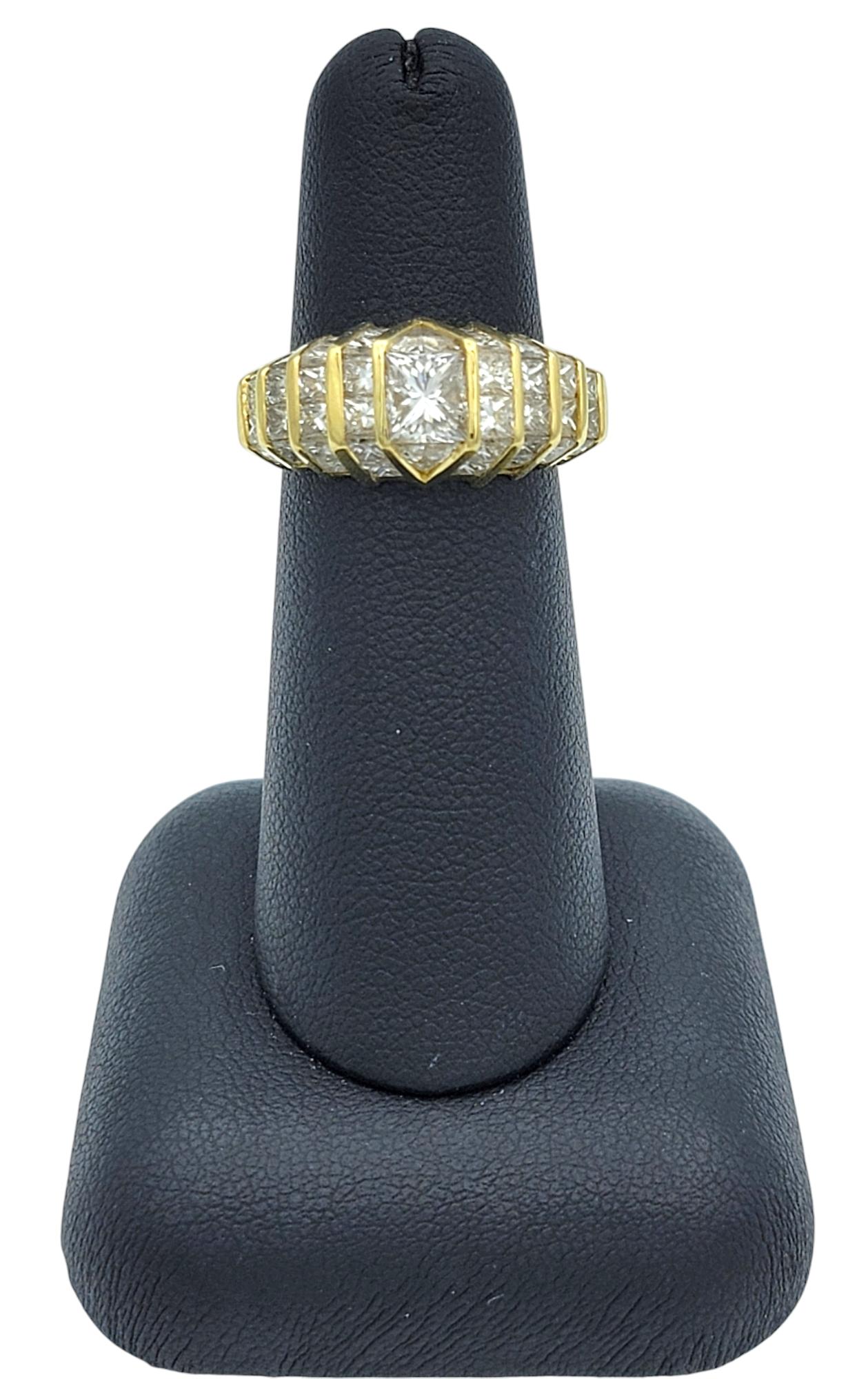 Bague en or jaune 18 carats avec anneau géométrique en forme de dôme et gradation de diamants de taille Princesse en vente 5