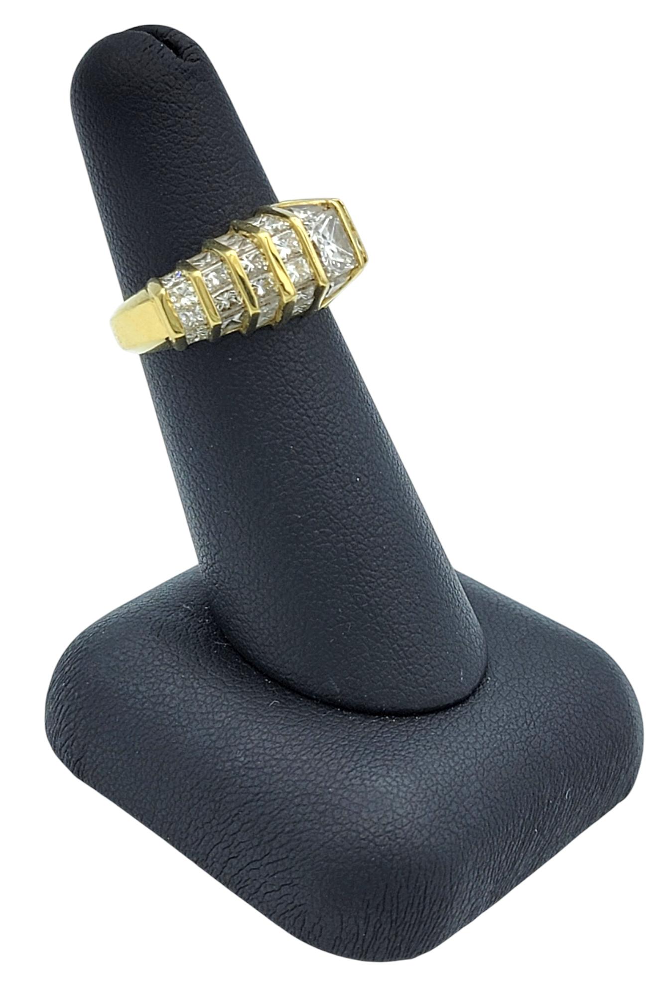 Bague en or jaune 18 carats avec anneau géométrique en forme de dôme et gradation de diamants de taille Princesse en vente 6
