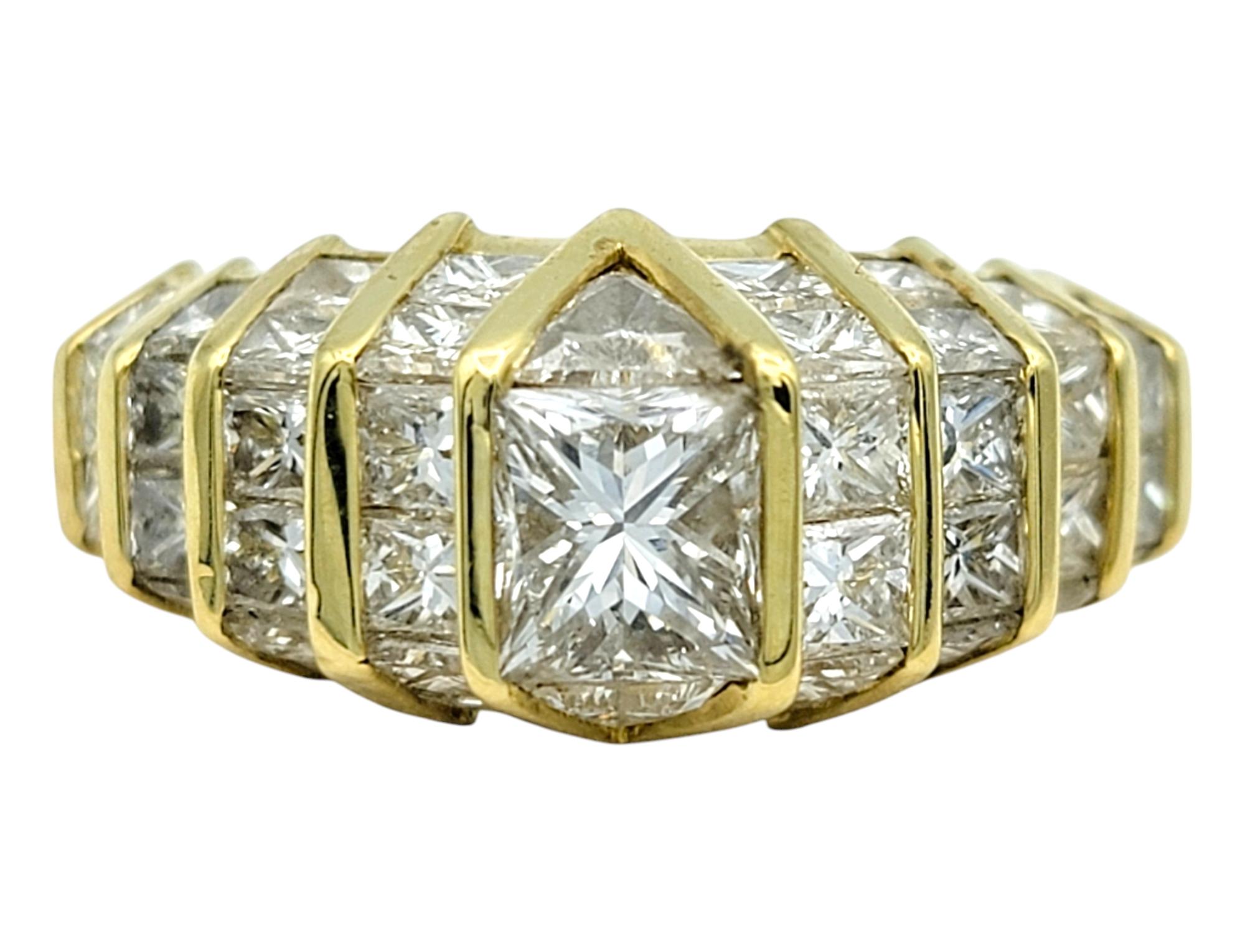 Taille de lla bague : 6

Cette exquise bague à diamant est une démonstration rayonnante d'élégance et de brillance, réalisée en luxueux or jaune 18 carats. Au centre, un superbe diamant de taille princesse séduit par sa beauté intemporelle, tandis