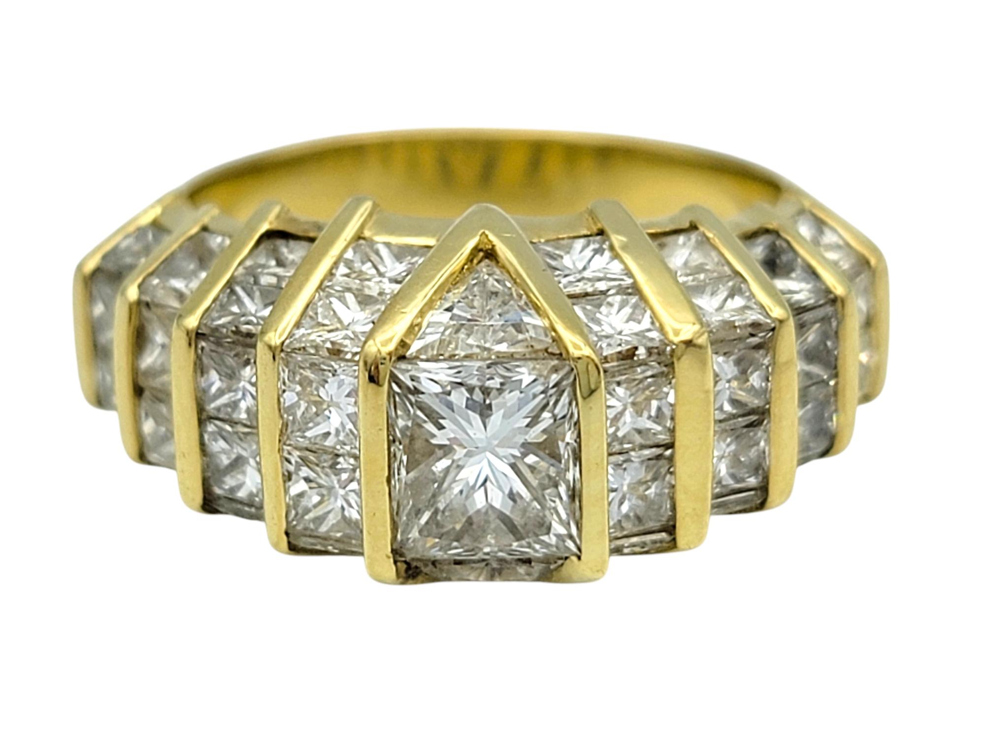 Contemporain Bague en or jaune 18 carats avec anneau géométrique en forme de dôme et gradation de diamants de taille Princesse en vente